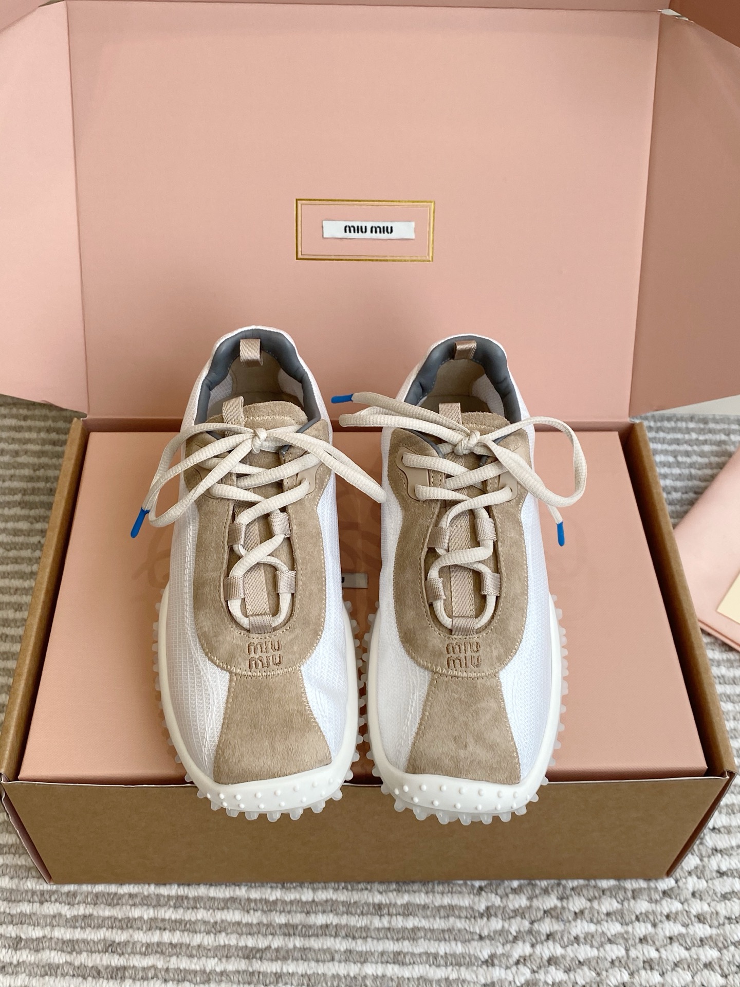 NO:923299,Batch (original box) Miu Miu retro beanie sole moral training shoes | Maillard's natural shoe Classic square-toe retro shoe shape, with a nostalgic atmosphere of the 90s Low-key logo design, unobtrusive but fully recognizable Soft and thick soles feel comfortable, no pressure for walking and shopping Knitted mesh + suede splicing material, breathable and durable Two-color contrast shoelace design, full of exquisite details  Full-grain anti-slip rubber outsole, taller and easier to walk, size 35-40 (41 customized), casual shoes/sports shoes, miumiu, sneakers, chamois leather19860909批（原版盒） Miu Miu复古豆豆底德训运动鞋｜美拉德穿搭本命鞋 经典方头复古鞋型,自带90年代怀旧氛围 低调的logo设计,不张扬却辨识度十足 软弹的厚底脚感舒适,暴走逛街毫无压力 针织网布+麂皮的拼接材质,透气耐穿 双色撞色鞋带设计,细节精致感拉满 满颗粒防滑橡胶大底,增高还巨好走 size35-40（41定做）,休闲鞋/运动鞋,miumiu,sneakers,chamois leather,Women's Shoes