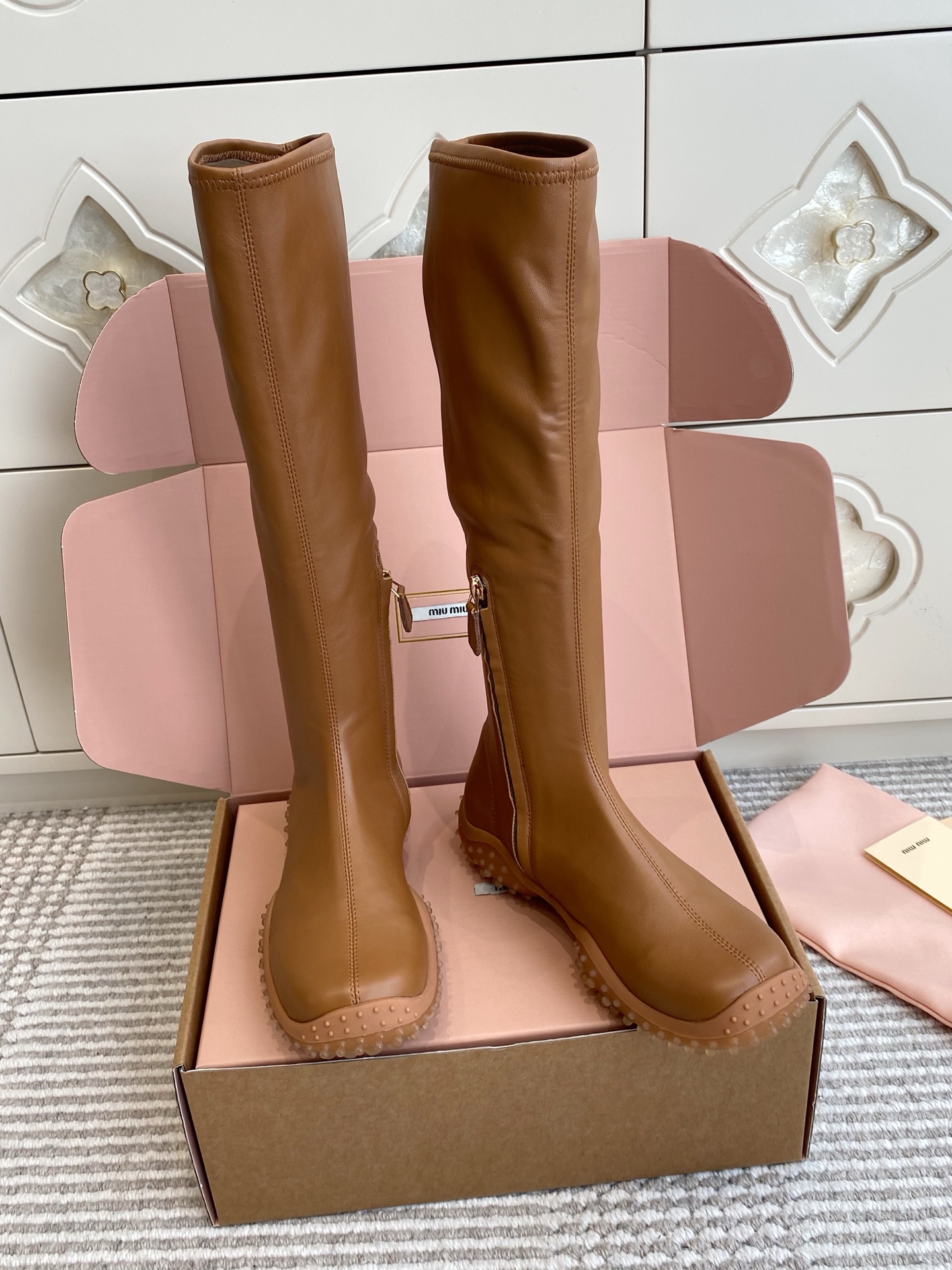 NO:923297,Batch (original box) Miu Miu elastic side zipper bean sole boots. Miu Miu's new tall boots that don't pick up the leg shape are here. Straight and loose boot shape, improves calf valgus, and the upper foot is straight and slender. Elastic pu leather, can be easily controlled by thick legs, making the legs look slimmer. Low-key embossed logo on the boot cuff, exquisite and durable details. Thick polka dot non-slip sole, no pressure for walking and shopping, and can also quietly lengthen the leg line.  size35-40 (41 customized), boots, miumiu, boots19860909批（原版盒） Miu Miu弹力侧拉链豆豆底长靴 不挑腿型的缪缪新款高筒靴来啦 直筒宽松靴型,改善小腿外翻,上脚笔直又纤细 弹力pu皮,粗腿也能轻松驾驭,显瘦还不勒腿 靴口低调压印logo,细节精致耐看 颗粒圆点防滑厚底,暴走逛街毫无压力,还能悄悄拉长腿部线条 size35-40（41定做）,靴子,miumiu,boots,Women's Shoes