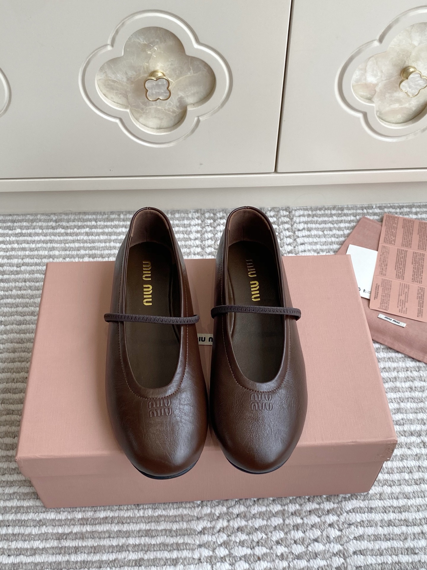 NO:923281,Batch Miu Miu retro one-strap Mary Jane ballet flat shoes Miu Miu Mary Jane｜Gentle retro natal single shoes It comes with naturally wrinkled calfskin leather, which is soft and non-grinding on the feet. Minimalist elastic one-line straps can be easily controlled with high insteps. The toe is embossed with a low-key logo, which is low-key and subtle, and has a full atmosphere. It goes well with short skirts and jeans. It is a perfect style for young girls, a must-have for spring and summer.  size35-39 (40.41 customized),Mary Jane,miumiu,mary jane,skirts,jeans,cowhide19860909批 Miu Miu复古一字带玛丽珍芭蕾平底单鞋 缪缪玛丽珍｜温柔复古本命单鞋 自带自然褶皱的胎牛皮,上脚软糯不磨脚 极简弹力一字细带,高脚背也能轻松驾驭 鞋头压印低调logo,低调含蓄,氛围感拉满,搭配短裙牛仔裤都很适配,妥妥的减龄少女款,春夏穿搭必备. size35-39（40.41定做）,玛丽珍,miumiu,mary jane,skirts,jeans,cowhide,Women's Shoes