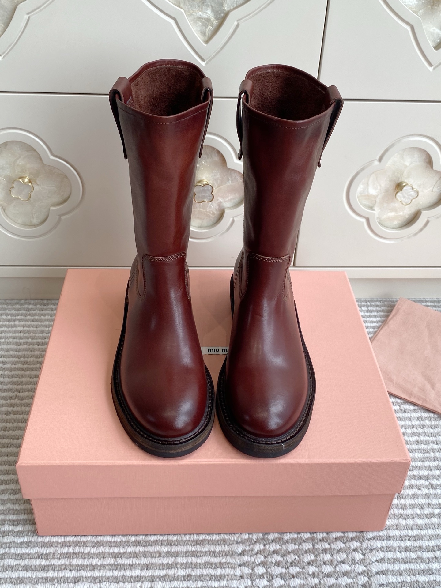 NO:923251,Miu Miu retro aged and polished mid-calf Western Rider boots. The must-have Miu Miu retro short boots of the year. The aged and polished craftsmanship is the essence of this pair of boots. It comes with a lazy retro filter. The sleeve design is easy to put on and take off, and the thick heel is stable and easy to walk. It is suitable for daily commuting. It combines the casualness of western cowboys with the soft temperament of girls, and has a high utilization rate all year round. Imported polished cowhide/sheepskin lining/original molded outsole  size35-39 (customized at 40.41), boots, miumiu, boots, cowhide, sheepskin19860909批 Miu Miu 复古做旧擦色中筒西部骑士靴  年度必入的缪缪复古短靴 做旧擦色工艺是这双靴子的精髓,自带慵懒复古滤镜 套筒设计穿脱便捷,粗跟稳固好走,日常通勤出行都合适 融合西部牛仔的随性与少女的柔和气质,一年四季利用率都很高. 进口擦色牛皮/羊皮内里/原版开模大底 size35-39（40.41定做）,靴子,miumiu,boots,cowhide,sheepskin,Women's Shoes