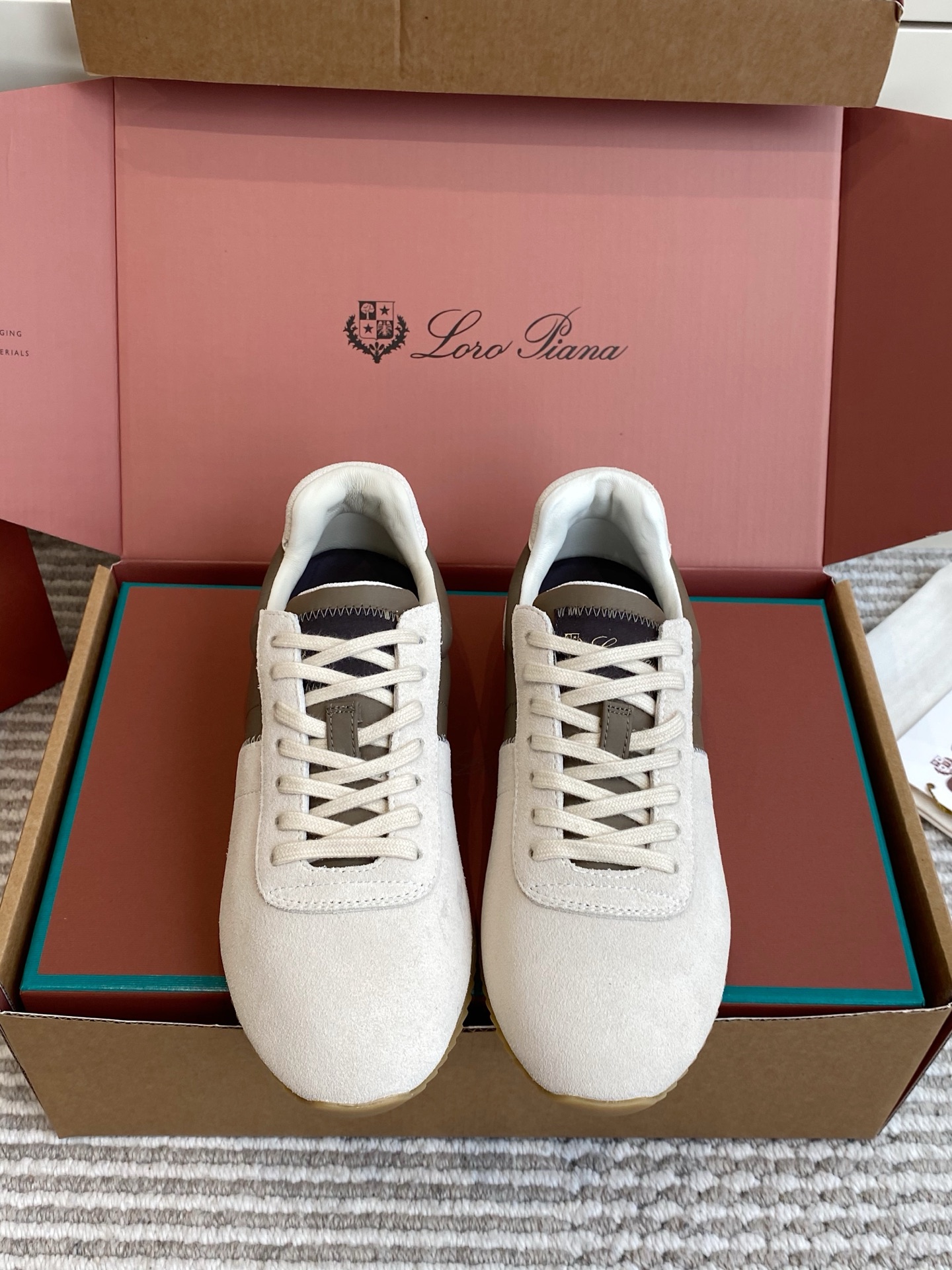 NO:923238,Batch (original box) Loro Piana Tennis Walk Series | LP Italian retro moral sneakers, the first choice for lazy and luxurious daily use. Classic retro low-cut moral silhouette, simple and restrained lines, continuing the brand's low-key and elegant design concept; a variety of earthy pastel colors, taking into account the practicality of daily wear and light luxury style, can be worn in any season, the same style for men and women. The upper is made of suede and first-layer cowhide, the material is flexible and breathable;  Full-grain leather lining inside the shoe improves skin-friendliness; non-slip rubber sole with sawtooth pattern, wear-resistant and shock-absorbing, suitable for travel in various scenarios. size35-45, casual shoes/sports shoes, loro piana, loro piana, sneakers, cowhide, chamois leather19860909批（原版盒） Loro Piana Tennis Walk系列｜LP意式复古德训运动鞋,慵懒轻奢日常首选 经典复古低帮德训轮廓,线条简约克制,延续品牌低调雅致的设计理念； 多款大地柔和色系,兼顾日常穿搭的实用性与轻奢格调,不分季节均可穿着,男女同款 鞋面采用翻毛麂皮与头层牛皮拼接组合,材质柔韧透气； 鞋内全粒面真皮内衬,提升穿着亲肤度； 防滑锯齿纹路橡胶生胶底,耐磨减震,适配多场景出行. size35-45,休闲鞋/运动鞋,loro piana,loro piana,sneakers,cowhide,chamois leather,Women's Shoes
