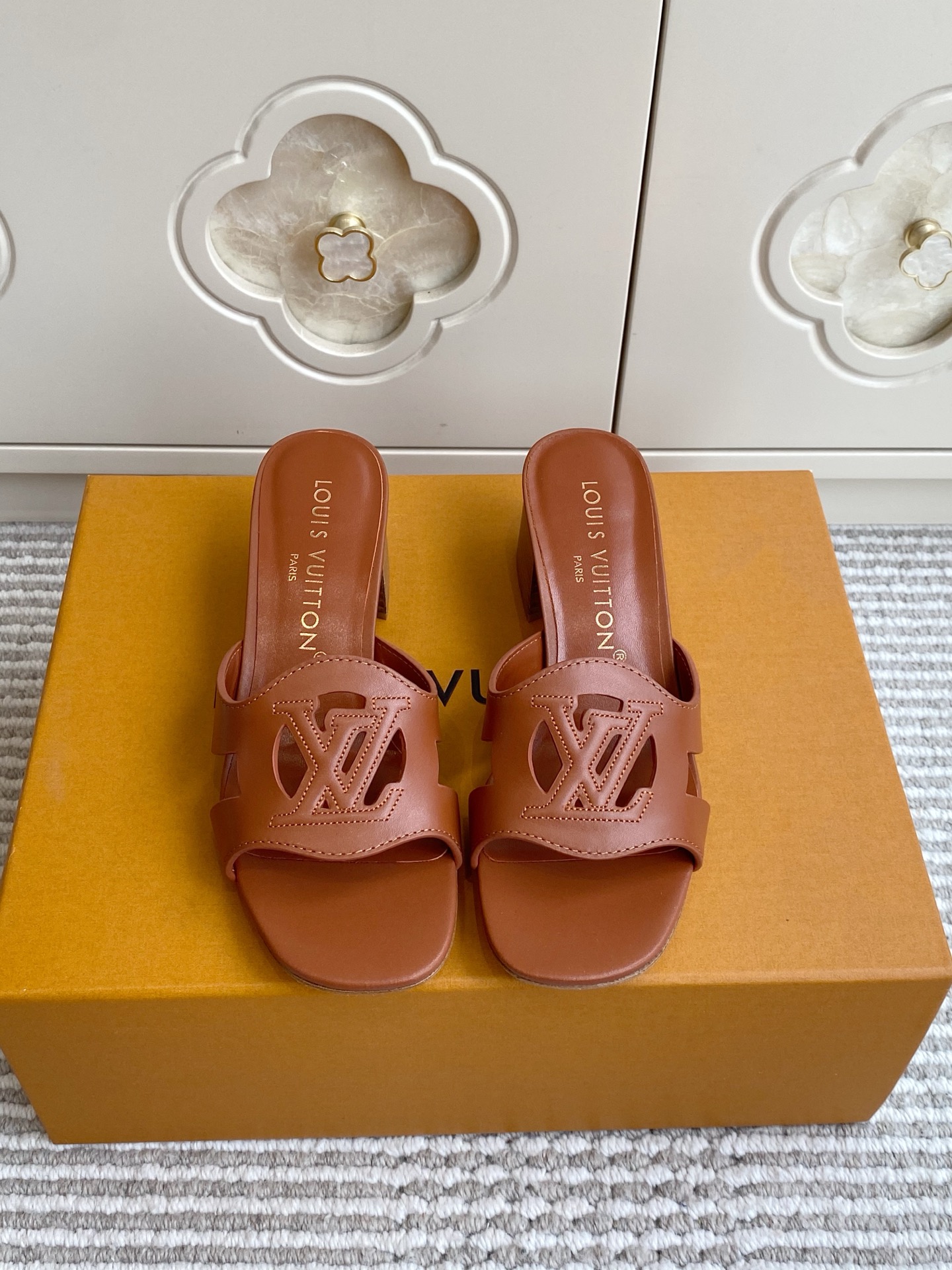 NO:923204,Batch LV Isola series hollow sandals | French light luxury slippers that are just needed in summer. Isola series classic design, workmanship details conform to counter standards. Rich and versatile colors, suitable for commuting and leisure, easy to grasp the French elegant atmosphere. Imported calfskin upper/sheep leather lining/genuine leather outsole size 35-39 (customized at 40.41.42), slippers, louis  vuitton,slippers,cowhide,sheepskin,sheep,leather soles19860909批 LV Isola系列镂空凉拖｜夏日刚需的法式轻奢一字拖 Isola系列经典设计,做工细节贴合专柜标准 配色丰富百搭,通勤休闲都适配,轻松拿捏法式优雅氛围感 鞋面进口小牛皮/羊京/羊皮内里/真皮大底 size35-39（40.41.42定做）,拖鞋,louis vuitton,slippers,cowhide,sheepskin,sheep,Leather soles,Women's Shoes