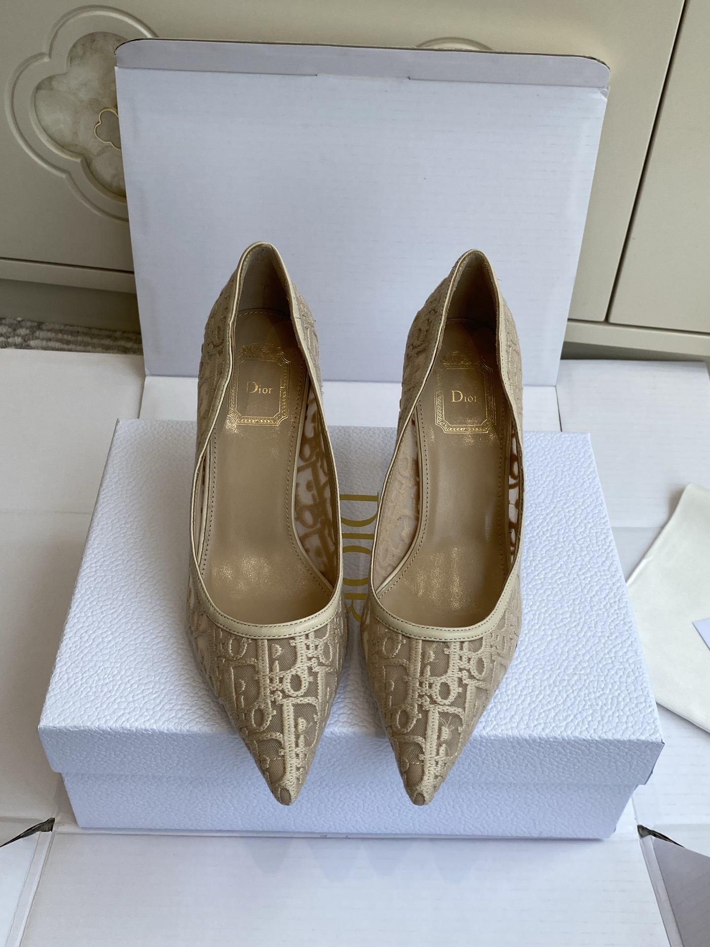 NO:923205,Batch (original box packaging) Purchasing-grade Dior Adiorable mesh presbyopia high-heeled pointed-toe high-heeled shoes. Fengshen-level sexy and elegant shoes. Original Oblique classic presbyopia. Mesh three-dimensional embroidery technology, exquisite and delicate. See-through hazy design, gentle and just right little sexy.  size35-39 (40/41/42 customized), single shoes, dior, high heels, sheepskin, Leather soles19860909批（原版盒包装） 代购级Dior Adiorable 网纱老花高跟尖头高跟鞋 封神级别的性感优雅单鞋 原版Oblique经典老花 网纱立体刺绣工艺,精致细腻 透视朦胧设计,温柔中带着恰到好处的小性感 YB定制刺绣老花/羊皮内里/进口真皮大底 平底·高跟8cm size35-39（40/41/42定做）,单鞋,dior,high heels,sheepskin,Leather soles,Women's Shoes