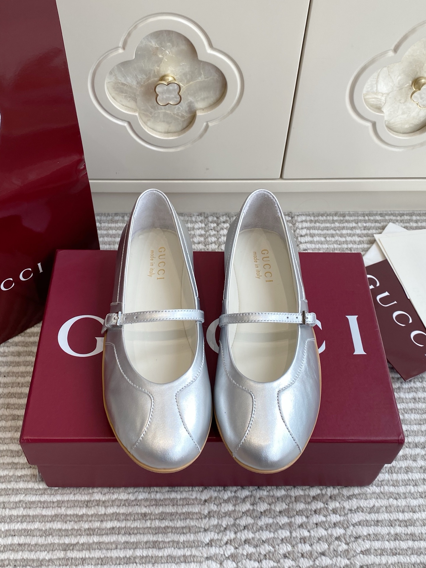 NO:923141,Batch Gucci·Mary Jane casual round-toe ballet shoes, a magical combination of college Mary Jane and casual sneakers!  The rounded split toe is soft and does not squeeze your feet, the thin one-line strap is adjustable, and is friendly to women with wide feet. The classic red and green webbing on the heel is low-key and not exaggerated, and the brand atmosphere is full of feeling. The cowhide material is soft and textured, and the raw rubber non-slip outsole is very comfortable to walk, and you can go shopping all day without stress. size 35-40, single shoes, gucci, mary jane, sneakers, cowhide19860909批 Gucci·玛丽珍休闲圆头芭蕾单鞋 把学院玛丽珍和休闲运动鞋结合的神仙款！ 圆润分裁鞋头软乎乎不挤脚,细一字搭带可调节,脚宽姐妹也友好 后跟经典红绿织带,低调不浮夸,品牌氛围感拉满 牛皮面料软糯有质感,生胶防滑大底走路巨舒服,逛街一整天无压力 size35-40,单鞋,gucci,mary jane,sneakers,cowhide,Women's Shoes
