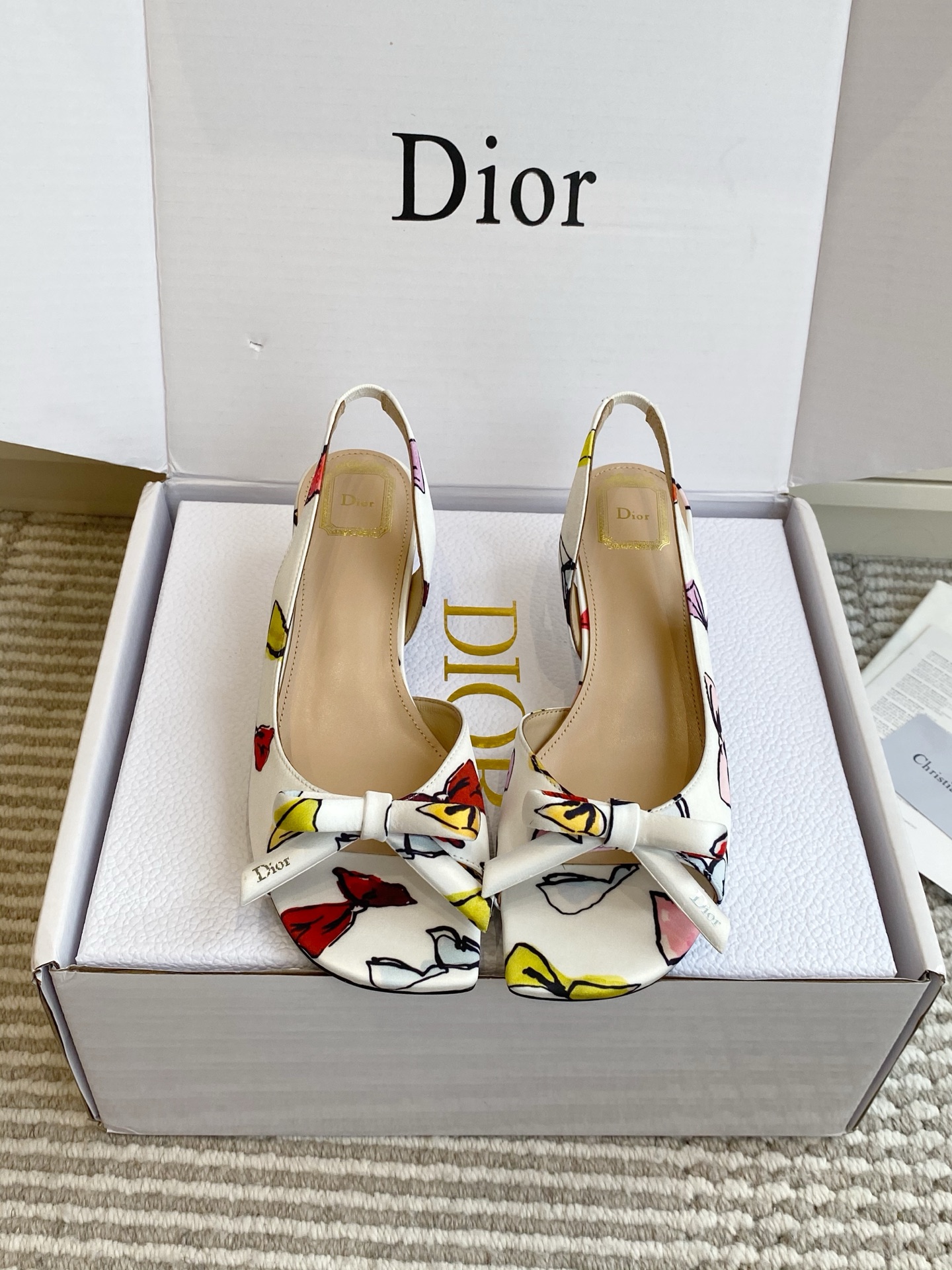NO:923148,Flat bottom high heels (original box packaging) Dior·26SS Bow bow kitten heel back sandals 26 spring and summer Jonathan Anderson debuts the Dior Bow series back sandals, the gentle bow directly touches the hearts of girls!  4cm kitten heels, zero burden when walking, can be matched with all dresses in spring and summer. The upper is imported silk/lambskin/sheepskin lining. The outsole is imported genuine leather outsole size 35-39 (40.41 custom-made), sandals, dior, sandals, skirts, sheepskin, real silk, Leather soles19860909批平底 高跟（原版盒包装) Dior·26SS Bow 蝴蝶结小猫跟后空凉鞋  26春夏Jonathan Anderson首秀Dior Bow系列后空凉鞋,温柔蝴蝶结直接戳中少女心！ 4cm小猫跟,走路零负担,春夏所有裙装都能搭 鞋面进口真丝/小羊皮/羊皮内里 大底进口真皮大底 size35-39（40.41定做）,凉鞋,dior,sandals,skirts,sheepskin,real silk,Leather soles,Women's Shoes