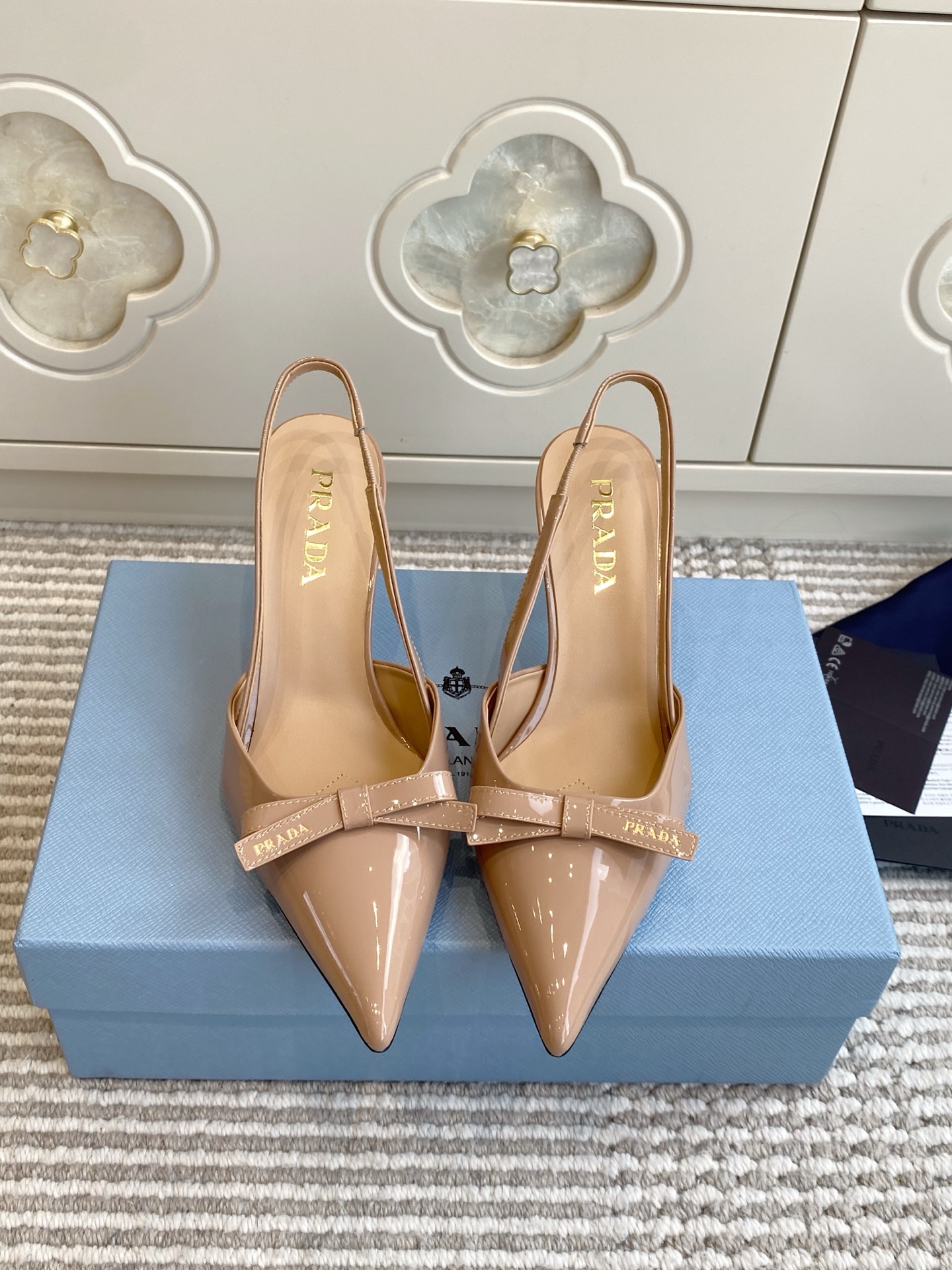NO:923160,Batch Prada bow patent leather back high-heeled sandals. The glossy patent leather has a high-end texture and the pointed toe version makes your legs look slimmer!  The small bow on the toe brings a sense of exquisiteness, and the brand logo is engraved in a low-key manner without being exaggerated. The elastic back strap does not scratch the feet, and the slender heel is elegant and stable, which can be completely held in daily wear. Imported cow patent leather/sheepskin lining/leather outsole. Heel height 7.5cm, size 35-39 (34.40.41 customized), sandals, prada, sandals, sheepskin, Leather soles19860909批 Prada蝴蝶结漆皮后空高跟凉鞋 亮面漆皮质感高级,尖头版型巨显腿细！ 鞋头小蝴蝶结自带精致氛围感,低调刻印品牌logo不浮夸 弹力后绊带不磨脚,细跟优雅又稳,日常穿完全hold住 进口牛漆皮/羊皮内里/真皮大底 跟高7.5cm size35-39（34.40.41定做）,凉鞋,prada,sandals,sheepskin,Leather soles,Women's Shoes