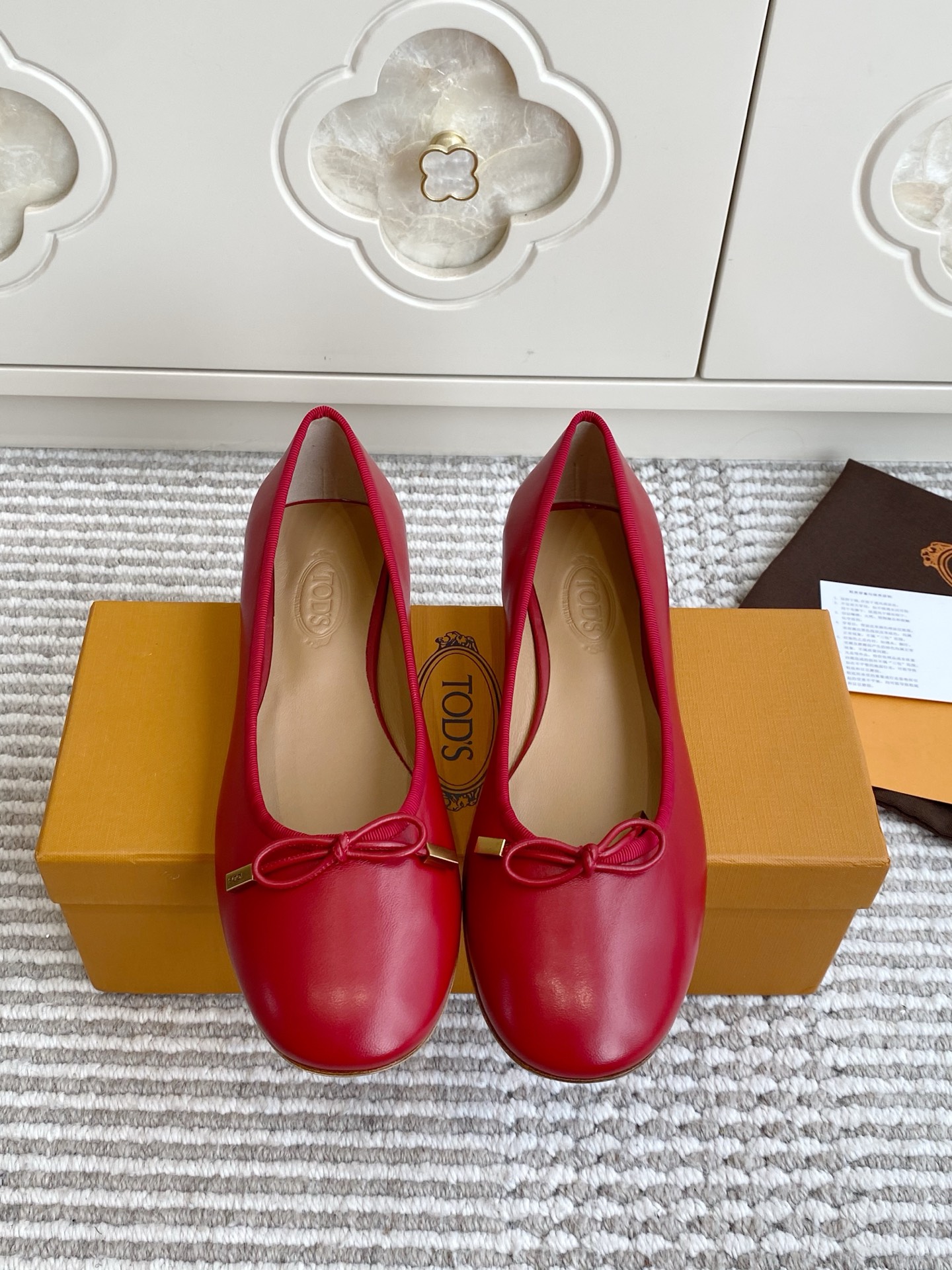 NO:923131,Batch TOD'S classic bow ballet flat shoes. TOD'S classic ballet flat shoes are so good to wear!  Italian-style gentle commuting ceiling. The whole piece of delicate lambskin is soft and does not scratch the feet at all. The round toe does not squeeze the toes, grosgrain binding + small bow gold label, the details are full of low-key and noble. The leather outsole can be walked without burden, suitable for shopping, work and commuting. Size 35-40, ballet shoes, Tod's, flats, sheepskin, Leather soles19860909批 TOD'S 经典蝴蝶结芭蕾平底单鞋 托德斯万年经典芭蕾平底鞋太好穿了！意式温柔通勤天花板 整张细腻小羊皮,上脚软乎乎完全不磨脚 圆润圆头不挤脚趾,罗缎包边+小蝴蝶结金标,细节拉满低调显贵 真皮大底走路毫无负担,暴走逛街、上班通勤都适配 size35-40,芭蕾舞鞋,Tod's,flats,sheepskin,Leather soles,Women's Shoes