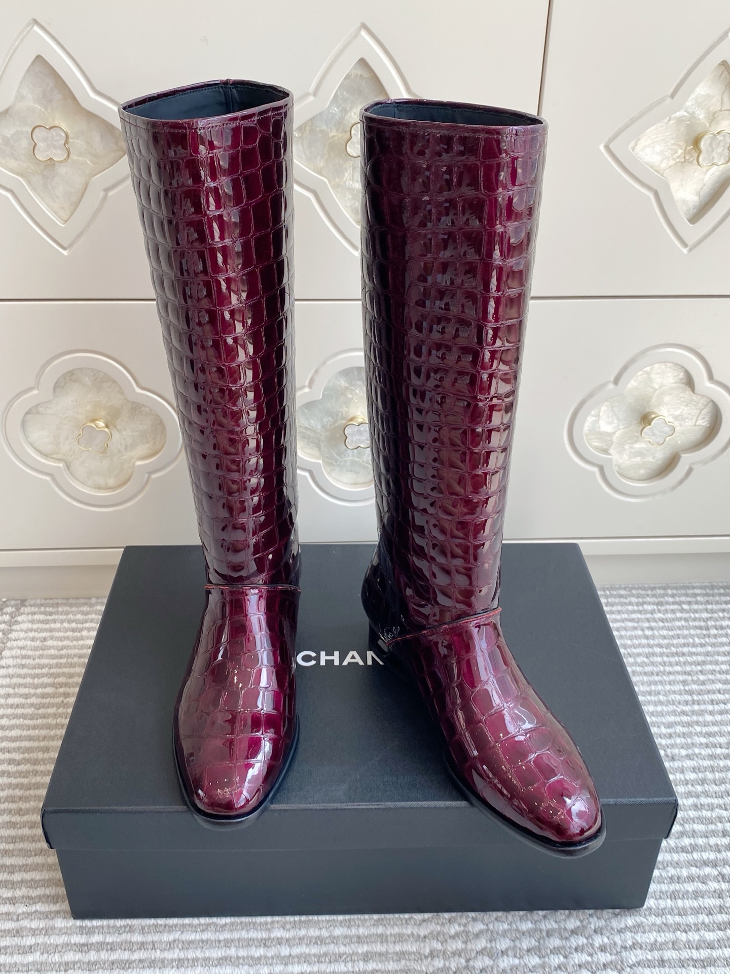 NO:923117,Batch CHANEL Metal Double C Low Heel High Boots·Knight Boots Chanel Retro Straight High Boots | Autumn and Winter All-purpose Slimming Boots This year’s popular knight boots in the counter, the straight version hides muscular legs and thick calves!  Low square heel with gold edge, stable and not tiring when walking, small gold label and double C on the heel, low-key and exquisite. Loose zipper-free straight design, super convenient to put on the feet, suitable for both small and tall people. Imported calfskin/crocodile pattern cowhide/sheepskin lining/leather outsole size 35-39 (40.41 custom-made), boots, chanel, chanel, boots, cowhide, sheepskin, Leather soles19860909批 CHANEL金属双C低跟高筒长靴·骑士靴 香奈儿复古直筒高筒靴｜秋冬万能显瘦神靴 今年专柜爆款骑士长靴,直筒版型巨藏肌肉腿、小腿粗友好！ 后跟金边低方跟,走路稳不累脚,后跟小金标双C低调精致 宽松无拉链直筒设计,套脚超方便,小个子、高个子都能驾驭 进口小牛皮/鳄鱼纹牛皮/羊皮内里/真皮大底 size35-39（40.41定做）,靴子,chanel,chanel,boots,cowhide,sheepskin,Leather soles,Women's Shoes