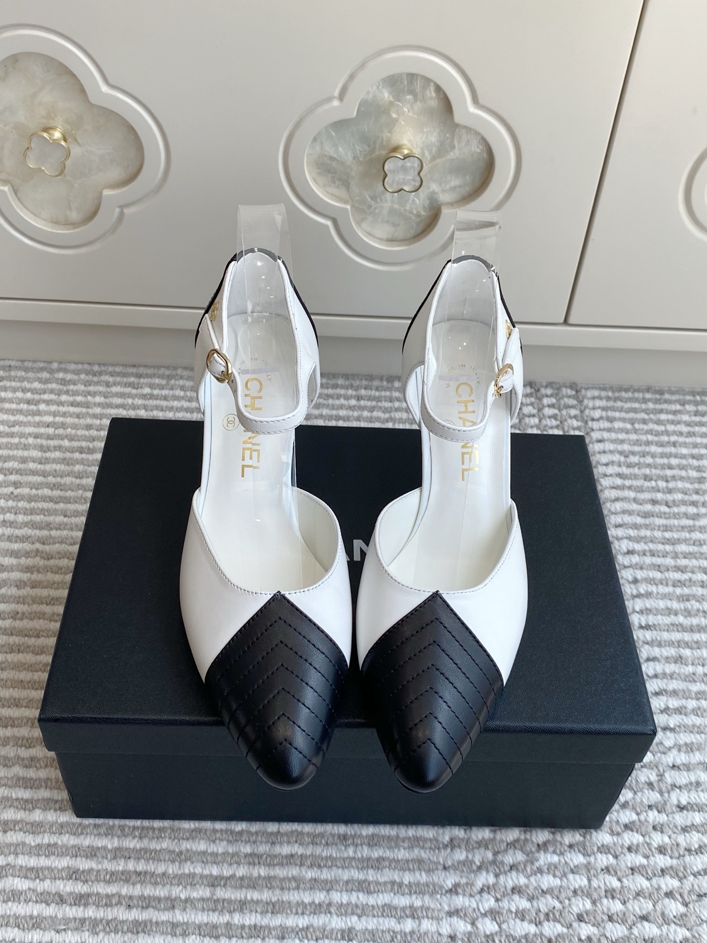 NO:923058,Batch Chanel·Color-blocking V-neck hollow high-heeled shoes, French elegant standard for spring and summer | Chanel color-blocked toe-back hollow shoes, classic contrasting stitching, handmade V-shaped stitching, slender heels, gentle and slimming, suitable for commuting, dating, and banquets in one shoe. Imported calfskin/crocodile pattern cowhide/sheepskin lining/leather outsole size 35-39 (40.41 custom-made), high-heeled sandals, chanel, chanel, sandals, high  heels,cowhide,sheepskin,Leather soles19860909批 Chanel·拼色V口中空高跟单鞋 春夏法式优雅标配｜香奈儿拼色包头后空鞋 经典撞色拼接,手工V型车线,细跟温柔显瘦 通勤、约会、宴会一鞋搞定 进口小牛皮/鳄鱼纹牛皮/羊皮内里/真皮大底 size35-39（40.41定做）,高跟鞋凉鞋,chanel,chanel,sandals,high heels,cowhide,sheepskin,Leather soles,Women's Shoes