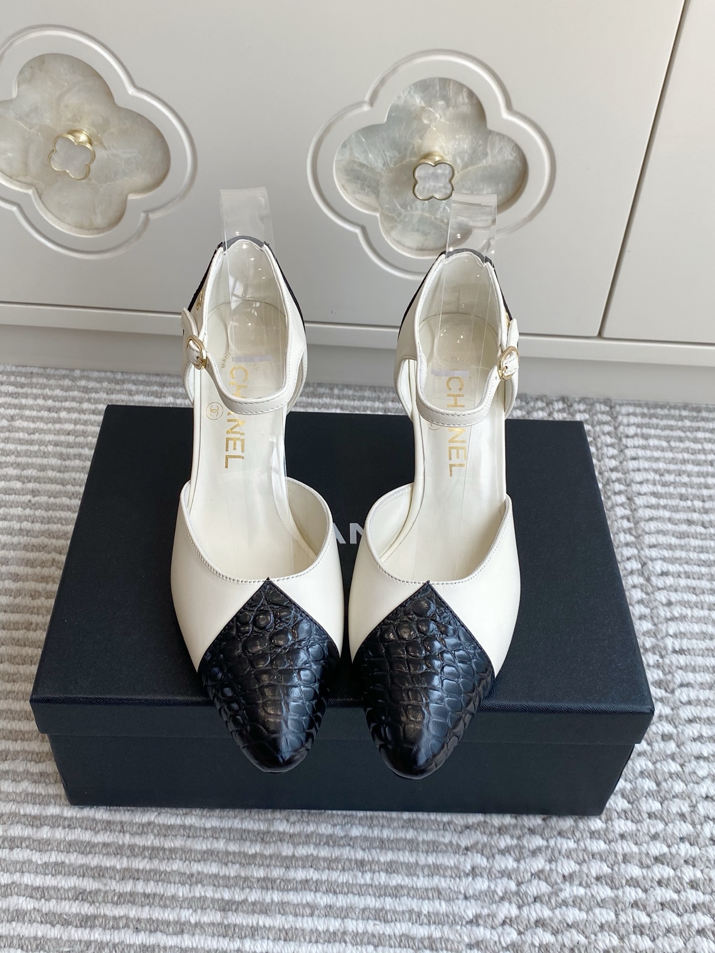NO:923082,Batch Chanel·Color-blocking V-neck hollow high-heeled shoes, French elegant standard for spring and summer | Chanel color-blocked toe-back hollow shoes, classic contrasting stitching, handmade V-shaped stitching, slender heels, gentle and slimming, suitable for commuting, dating, and banquets in one shoe. Imported calfskin/crocodile pattern cowhide/sheepskin lining/leather outsole size 35-39 (40.41 custom-made), high-heeled sandals, chanel, chanel, sandals, high  heels,cowhide,sheepskin,Leather soles19860909批 Chanel·拼色V口中空高跟单鞋 春夏法式优雅标配｜香奈儿拼色包头后空鞋 经典撞色拼接,手工V型车线,细跟温柔显瘦 通勤、约会、宴会一鞋搞定 进口小牛皮/鳄鱼纹牛皮/羊皮内里/真皮大底 size35-39（40.41定做）,高跟鞋凉鞋,chanel,chanel,sandals,high heels,cowhide,sheepskin,Leather soles,Women's Shoes