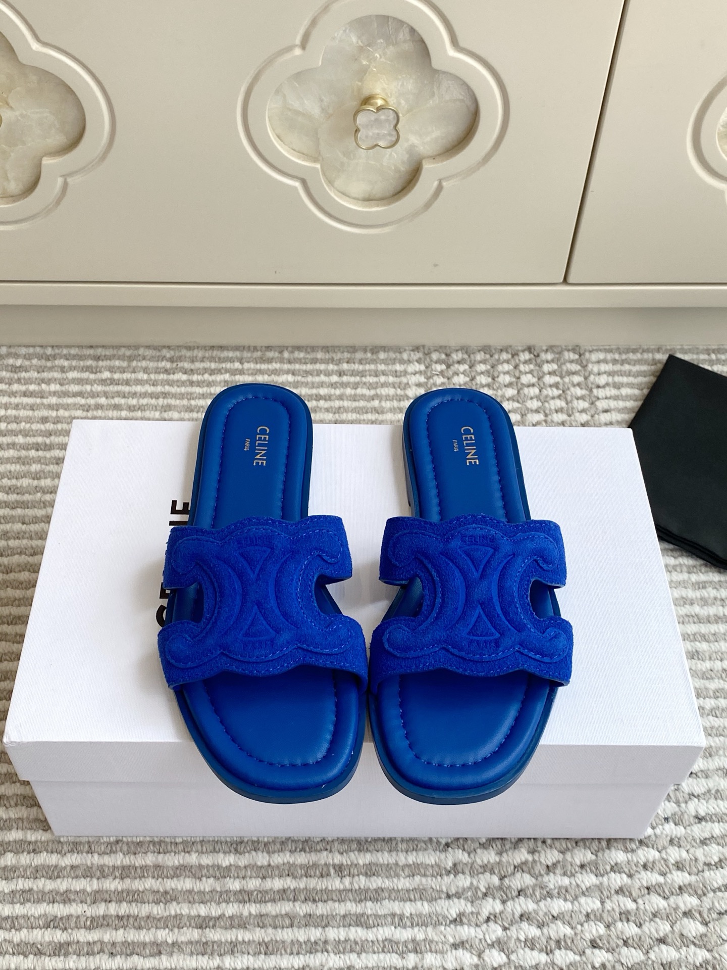 NO:957158,Batch Celine｜CLEA TRIOMPHE Arc de Triomphe flat slippers. Counter's flagship Arc de Triomphe series, easy to wear all year round. Selected imported cow suede leather, three-dimensional embossed Arc de Triomphe pattern. Full sheepskin cushioned insole, soft and comfortable on the foot. Neat handmade stitching, imported genuine leather outsole. Gentle square toe version, stable walking without rubbing the feet.  Sizes 35–41 (40.41 can be customized), slippers, celine, slippers, sheepskin, Leather soles19860909批 Celine｜CLEA TRIOMPHE凯旋门平底拖鞋 专柜王牌凯旋门系列,一年四季都好穿 精选进口牛反绒皮,立体压花凯旋门图案 全羊皮软垫内底,上脚软糯舒适 工整手工车线,进口真皮大底 温柔方头版型,走路稳当不磨脚 尺码35–41（40.41可定制）,拖鞋,celine,slippers,sheepskin,Leather soles,Women's Shoes
