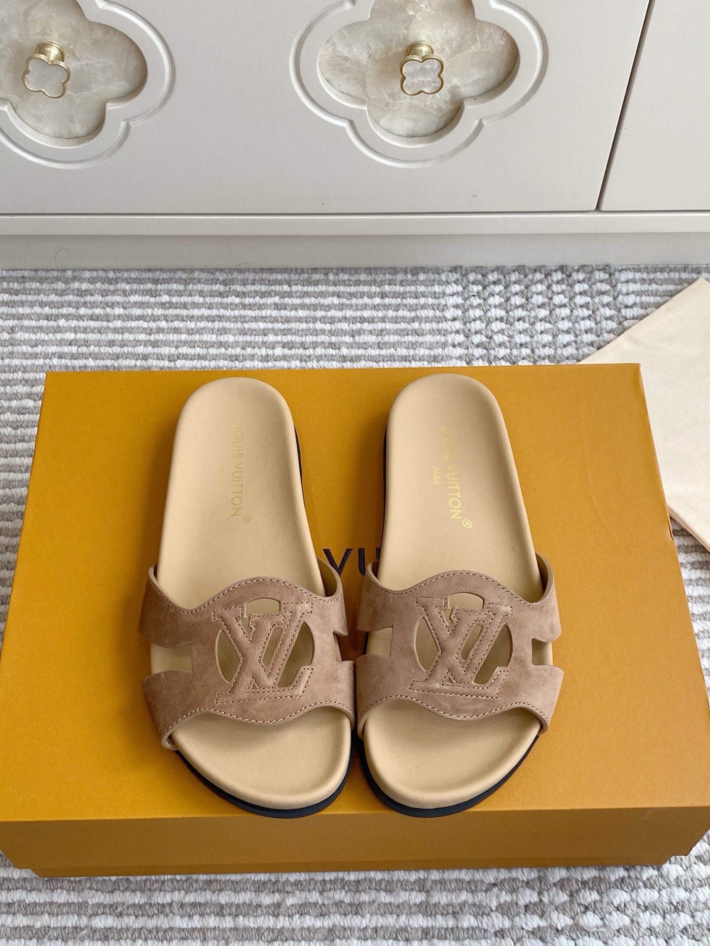 NO:957201,Batch LV｜ISOLA COMFORT hollow slippers, the main summer model of counter 26, the very popular Isola series sandals, the large hollow logo design is low-key and noble. Imported first-layer lambskin + cow suede, hollow LV precision tailoring, full genuine leather soft-padded footbed, long-lasting walking without tiredness, original flower embossed anti-slip rubber outsole  size35-39 (customized at 40.41.42), slippers, louis vuitton, slippers, sheepskin19860909批 LV｜ISOLA COMFORT镂空一字拖鞋 专柜26夏季主推款,人气很高的Isola系列凉拖,镂空大Logo设计低调显贵. 进口头层小羊皮+牛反绒,镂空LV精工剪裁 全真皮软垫脚床,久穿走路不累脚 原版花卉压纹防滑橡胶大底 size35-39（40.41.42定做）,拖鞋,louis vuitton,slippers,sheepskin,Women's Shoes