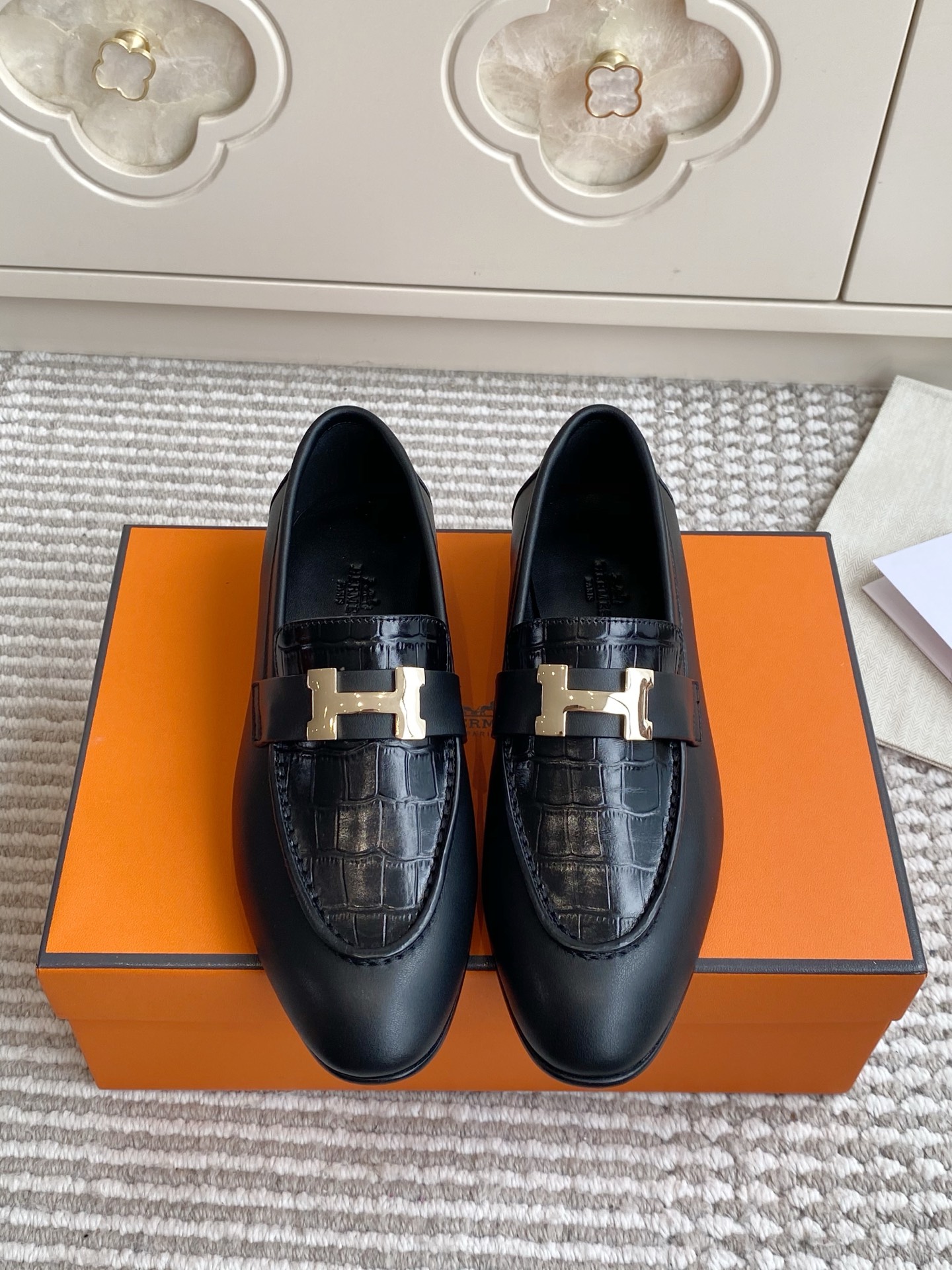 NO:957145,New color Hermes Hermes H Royal/Paris series Loafers Top quality Classic H buckle/tassel series Upper imported lambskin/Sheep Beijing/crocodile pattern cowhide Leather injection molded rubber non-slip outsole size 35-39 (34.40.41.42 customized), loafers, hermes, hermes, loafers, cowhide, sheepskin, sheep19860909新色 Hermes 爱马仕H家Royal/Paris系列 乐福鞋 顶级品质 经典H扣/流苏系列 鞋面进口小羊皮/羊京/鳄鱼纹牛皮 真皮注塑橡胶防滑大底 size35-39（34.40.41.42定做）,乐福鞋,hermes,hermes,loafers,cowhide,sheepskin,sheep,Women's Shoes