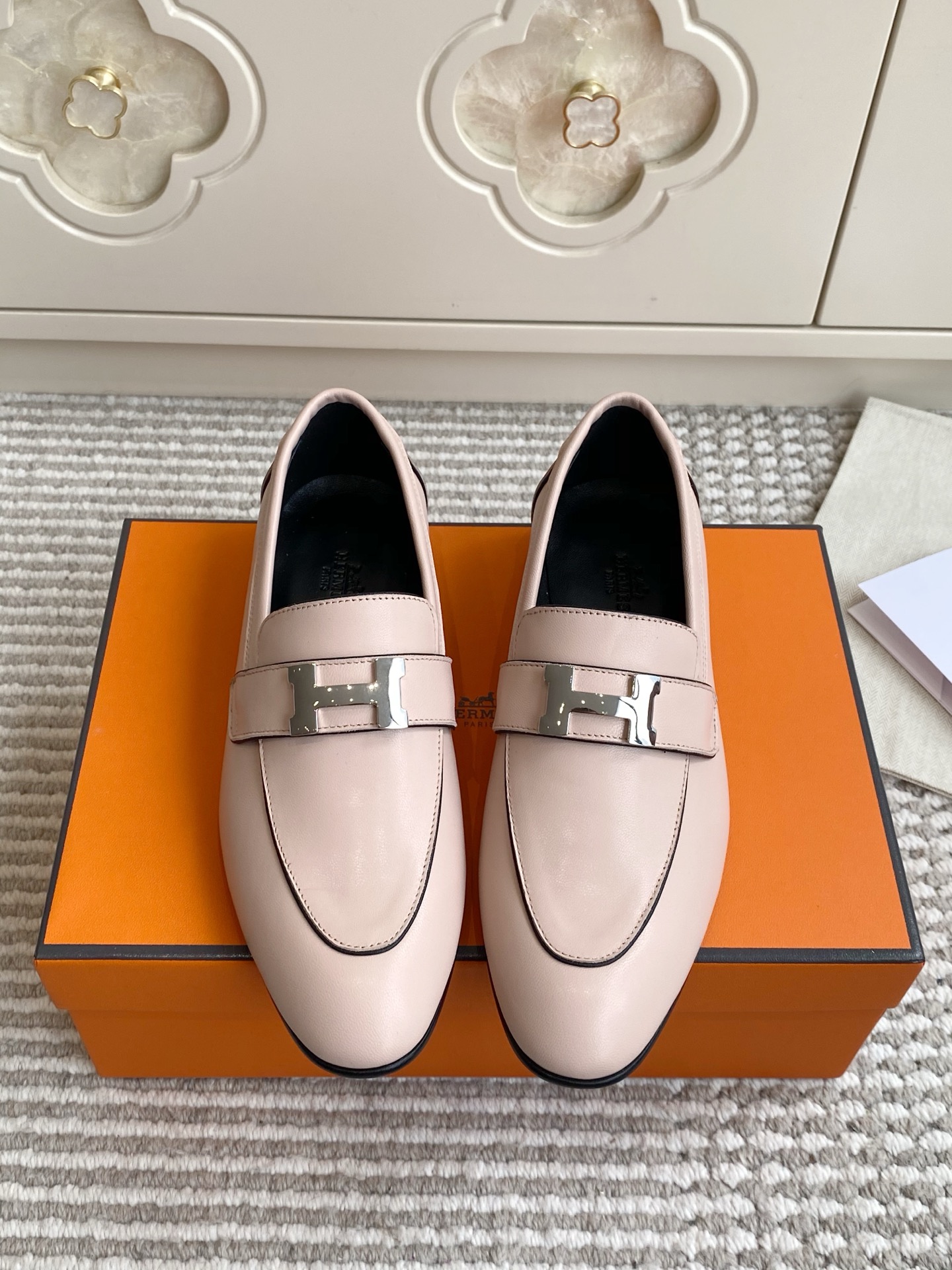 NO:957156,New color Hermes Hermes H Royal/Paris series Loafers Top quality Classic H buckle/tassel series Upper imported lambskin/Sheep Beijing/crocodile pattern cowhide Leather injection molded rubber non-slip outsole size 35-39 (34.40.41.42 customized), loafers, hermes, hermes, loafers, cowhide, sheepskin, sheep19860909新色 Hermes 爱马仕H家Royal/Paris系列 乐福鞋 顶级品质 经典H扣/流苏系列 鞋面进口小羊皮/羊京/鳄鱼纹牛皮 真皮注塑橡胶防滑大底 size35-39（34.40.41.42定做）,乐福鞋,hermes,hermes,loafers,cowhide,sheepskin,sheep,Women's Shoes