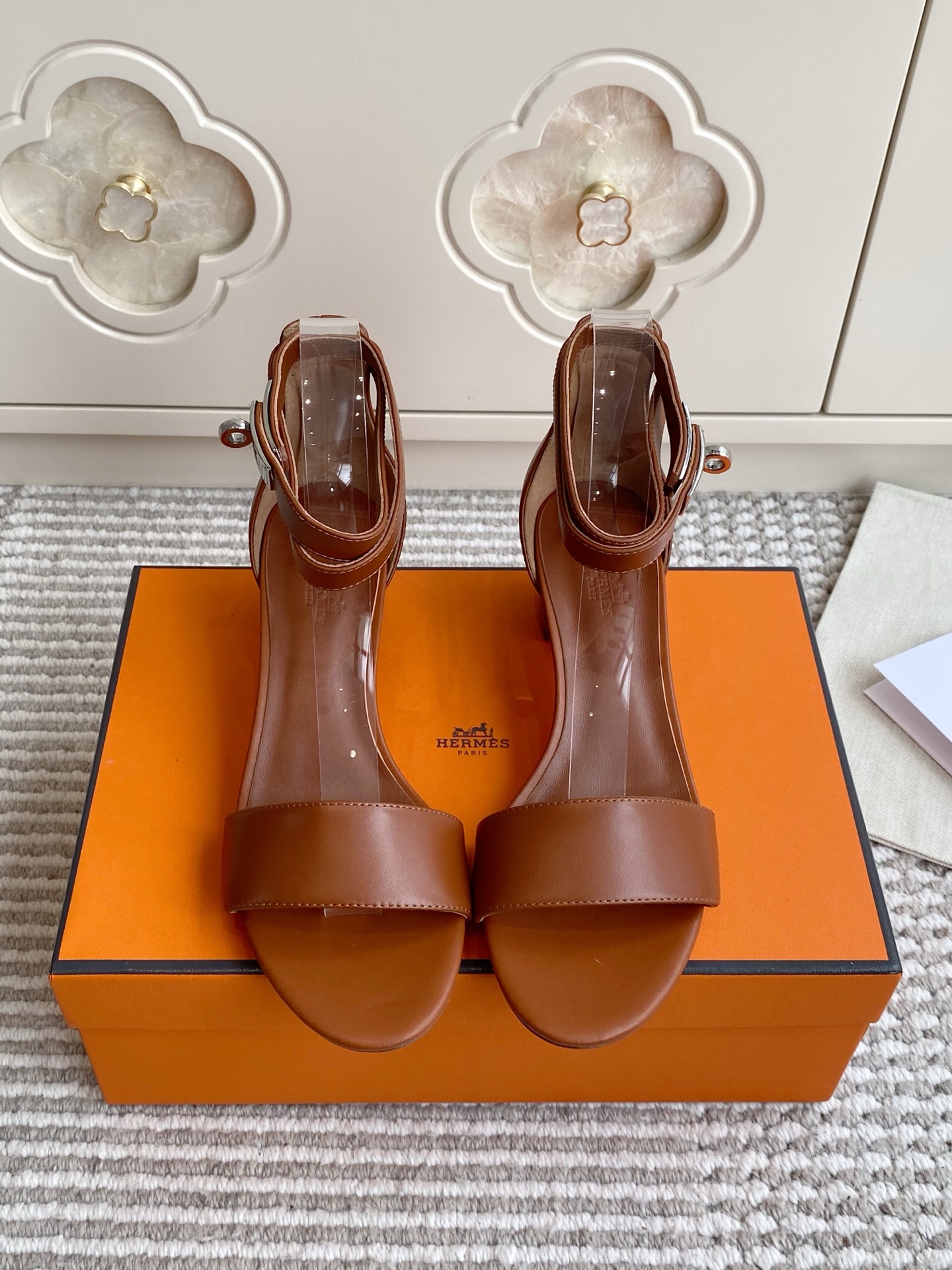 NO:957135,Batch Hermes Manege｜Must-buy Kelly buckle thick heel sandals of the year. Hermes’ unpopular treasure model Manège sandals are more feminine than Oran!  Original shiny calfskin, with a delicate texture and firm texture without deformation. Double ankle straps + classic Kelly silver buckle, full of recognition. 5cm thick wooden heels, stable walking without tiring the feet, long-term wear without pressure, imported genuine leather outsole size 35-39 (customized at 40.41.42), high heels and sandals, hermes, hermes, sandals, high heels, cowhide, Leather soles19860909批 Hermes Manege｜年度必入kelly扣粗跟凉鞋 爱马仕冷门宝藏款Manège凉鞋,比Oran更有女人味！ 原版亮面小牛皮,质感细腻挺括不变形 脚踝双绕绑带+经典Kelly银扣,辨识度拉满 5cm原木粗跟,走路稳不累脚,久穿无压力,进口真皮大底 size35-39（40.41.42定做）,高跟鞋凉鞋,hermes,hermes,sandals,high heels,cowhide,Leather soles,Women's Shoes