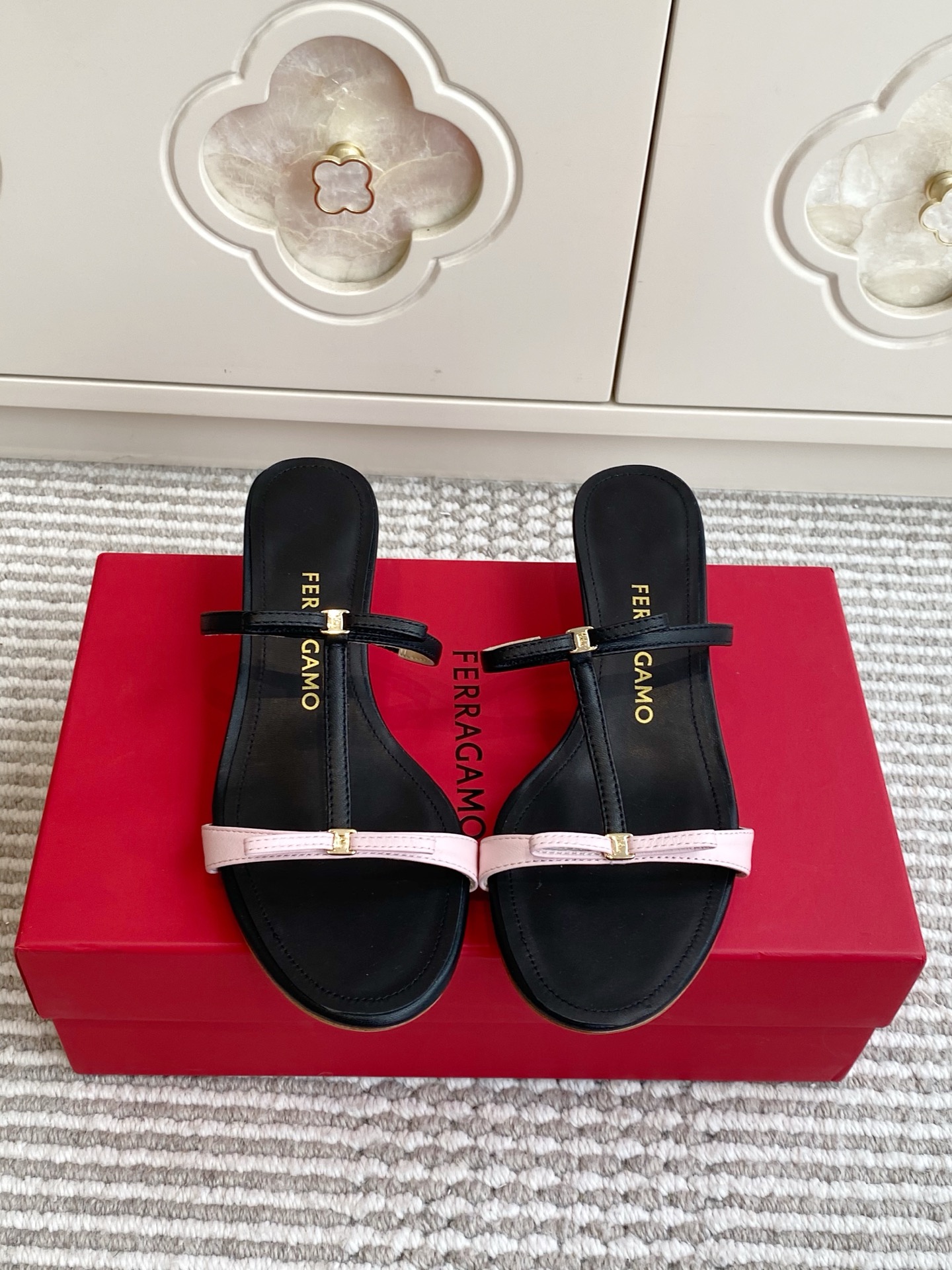 NO:957115,Ferragamo Abili｜Gentle ceiling bow kitten heel slippers Ferragamo's popular Abili series, minimalist version of the classic Vara small bow. Shiny imported patent leather, T-shaped slim straps, small gold label bow is exquisite and compact. 4.5cm curved kitten heel, delicate and not tiring feet, thin straps with hidden elasticity, not crowding the toes. Italian leather outsole, lambskin lining, soft and comfortable on the foot.  size35-39 (customized at 40.41.42), slippers, ferragamo, ferragamo, slippers, sheepskin, Leather soles19860909批 Ferragamo Abili｜温柔天花板蝴蝶结小猫跟拖鞋 菲拉格慕爆款Abili系列,把经典Vara小蝴蝶结做到极简 亮面进口漆皮,T字纤细细带,小金标蝴蝶结精致小巧 4.5cm弧度小猫跟,秀气不累脚,细带暗藏弹力,不挤脚趾 意大利真皮大底,内里小羊皮,上脚软糯舒服 size35-39（40.41.42定做）,拖鞋,ferragamo,ferragamo,slippers,sheepskin,Leather soles,Women's Shoes