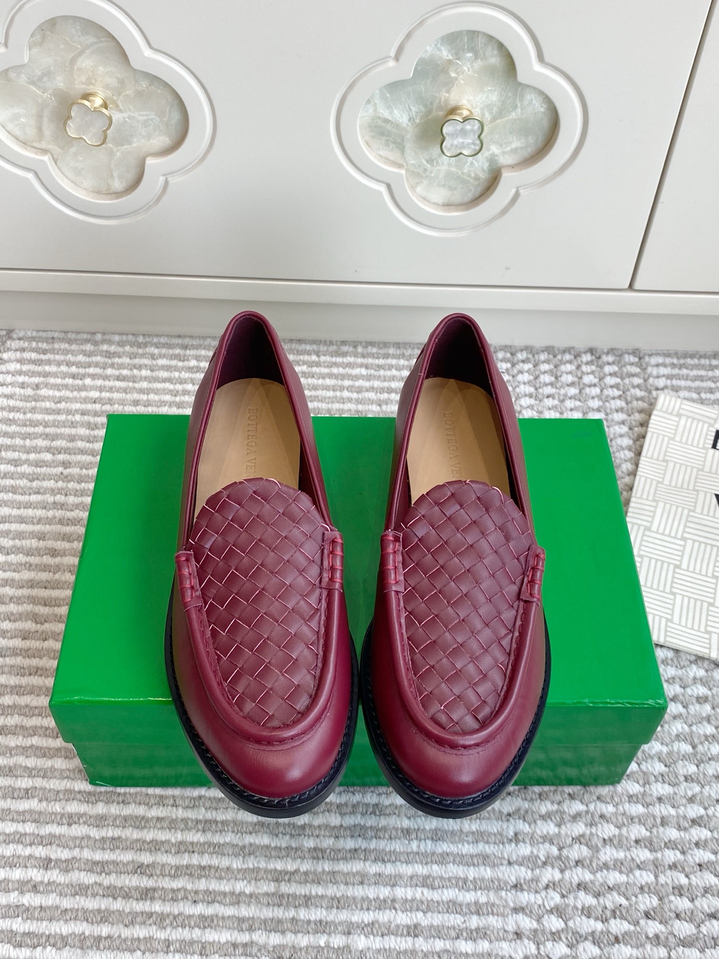NO:957149,Batch Women Men BV Silenzio｜Low-key rich-feeling woven loafers Bottega Veneta's ace Intrecciato hand-woven series Silenzio Loaf The entire toe is hand-woven without any logo, giving a low-key luxury atmosphere Imported fine calfskin, the woven texture is full and three-dimensional, each leather strip is hand-cut and woven Lambskin lining is soft and close to the feet, Italian genuine cowhide leather sole, durable and easy to walk without rubbing the feet  Size female 35-39 (customized at 40.41.42) male 39-45 (customized at 45), loafers, bottega veneta, bottega veneta, loafers, cowhide, sheepskin19860909批女 男 BV Silenzio｜低调富人感编织乐福鞋 葆蝶家王牌Intrecciato手工编织系列Silenzio乐福 鞋头整片手工编织,没有任何logo,低调奢华氛围感拉满 进口细腻小牛皮,编织肌理饱满立体,每一条皮条都是人工裁切编织 小羊皮内垫柔软贴脚,意大利真皮牛皮底,耐穿好走不磨脚 size女35-39（40.41.42定做） 男39-45（45定做）,乐福鞋,bottega veneta,bottega veneta,loafers,cowhide,sheepskin,Women's Shoes