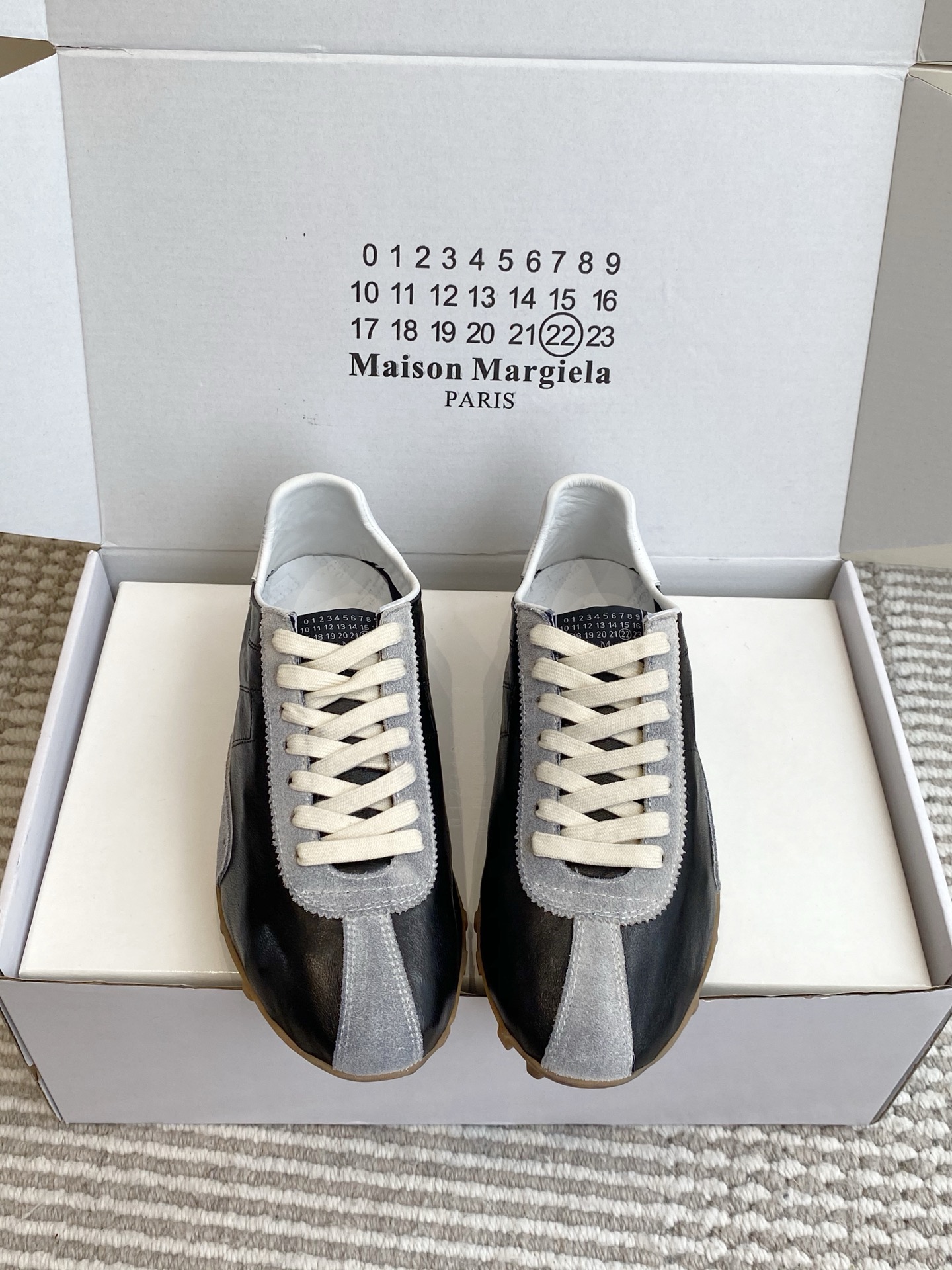NO:957138,Batch (original box) Maison Margiela spliced ​​retro sports running shoes, moral training shoes for couples. Margiela's Forrest Gump running shoes are really the ceiling of couples' shoes!  The minimalist deconstruction style is not bad at all, there is no exaggerated big logo, it is low-key and textured, and it looks great on both boys and girls. The material is cowhide suede, sheepskin lining, fine hand-made wiring, and the caramel bean rubber sole is so soft that it is extremely soft. The thin sole is slightly higher, friendly to small people, the sole is printed with iconic number dots, and the details are ecstatic. A full set of original digital gift boxes, which can be given as a couple's gift with great texture, low-key, light and luxurious without being exaggerated.  size35-45,casual shoes/sports shoes,masion margiela,sneakers,cowhide,sheepskin,chamois leather19860909批（原版盒） Maison Margiela 拼接复古运动跑鞋 情侣款德训鞋 马吉拉这款阿甘跑鞋真的是情侣鞋天花板！ 极简解构风完全不烂大街,没有夸张大logo,低调有质感,男生女生上脚都巨好看 材质牛皮拼接麂皮,羊皮内里,手工走线细腻,焦糖豆豆生胶底软到暴走 薄底微微增高,小个子友好,鞋底印满标志性数字圆点,细节控狂喜 全套原版数字礼盒,送对象当情侣礼物超有质感,低调轻奢不浮夸 size35-45,休闲鞋/运动鞋,masion margiela,sneakers,cowhide,sheepskin,chamois leather,Women's Shoes