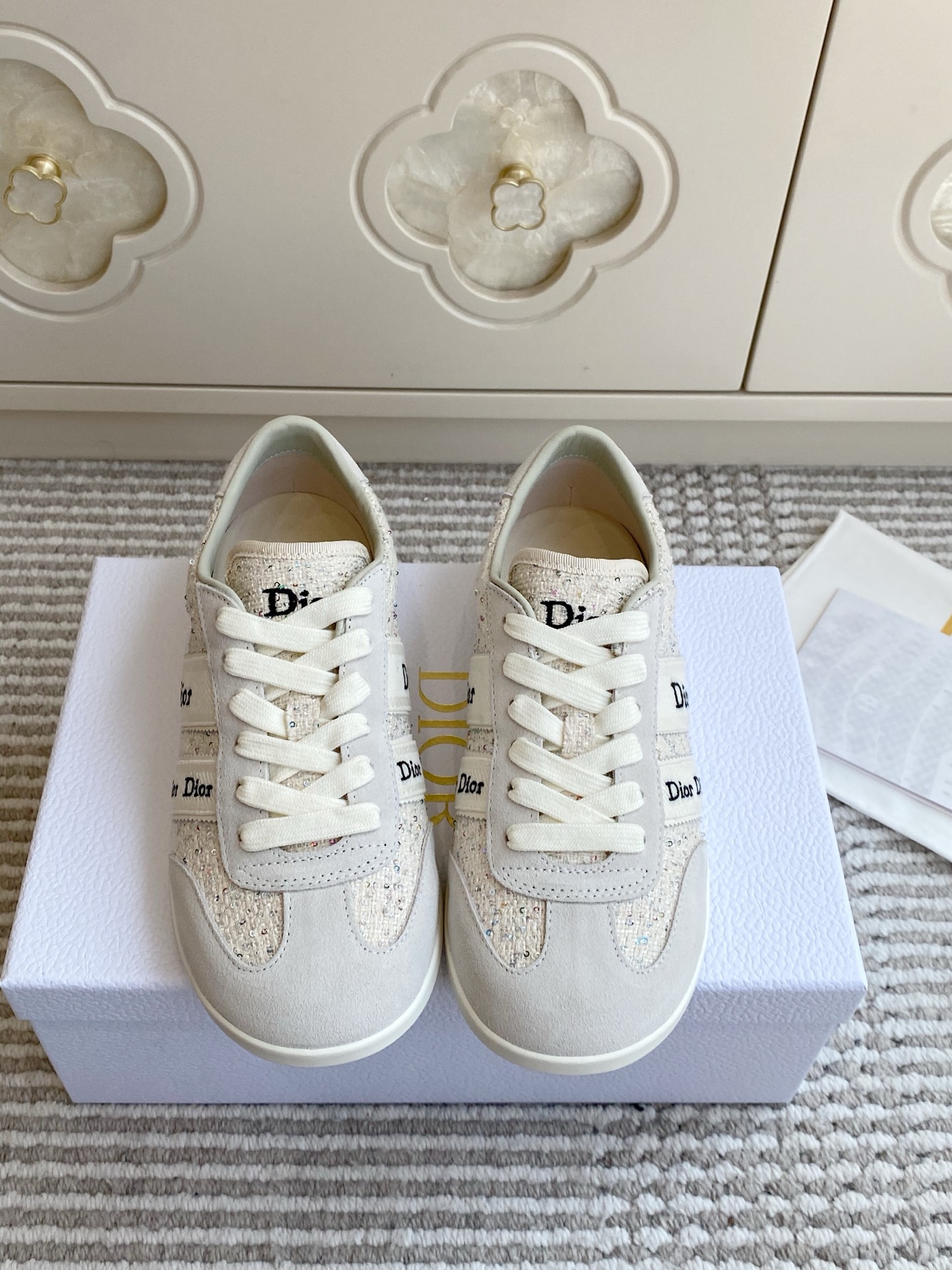 NO:957098,Batch Dior Ribbon Ribbon Embroidered Sneakers Retro Moral Shoes This Dior Ribbon sneaker is a new product in the 2026 spring and summer series. It reinterprets the brand's high-end style with retro sports aesthetics, highlighting Dior's exquisite craftsmanship and elegant heritage. The shoe body is made of suede cow leather stitching, with technical fabric details, soft to the touch and breathable; the side is decorated with the iconic Dior  The embroidered grosgrain ribbon enhances the recognition with the brand's classic logo, and the lines are neat and smooth, perfectly integrating the retro moral shoe shape with modern fashion sense. The upper is suede cow leather + technical fabric stitching. The ribbon is Dior 3D embroidered grosgrain ribbon. The sole is lightweight rubber outsole. The inner sheepskin lining improves wearing comfort.  size35-42 (41/42 customized, non-refundable), casual shoes/sports shoes, dior, dior, sneakers, cowhide, sheepskin, chamois leather19860909批 Dior Ribbon 织带刺绣运动鞋 复古德训鞋 这款 Dior Ribbon 运动鞋是 2026 春夏系列新品,以复古运动美学重新演绎品牌高订格调,彰显迪奥精湛工艺与优雅传承. 鞋身采用麂皮牛皮革拼接打造,搭配科技面料细节,触感柔软且兼具透气性；侧面饰有标志性的Dior 刺绣罗缎饰带,以品牌经典标识强化辨识度,线条利落流畅,完美融合复古德训鞋型与现代时尚感. 鞋面绒面牛皮革 + 科技面料拼接 饰带Dior 3D刺绣罗缎饰带 鞋底轻盈橡胶大底 内里羊皮内里,提升穿着舒适度 size35-42（41/42定做不退换）,休闲鞋/运动鞋,dior,dior,sneakers,cowhide,sheepskin,chamois leather,Women's Shoes