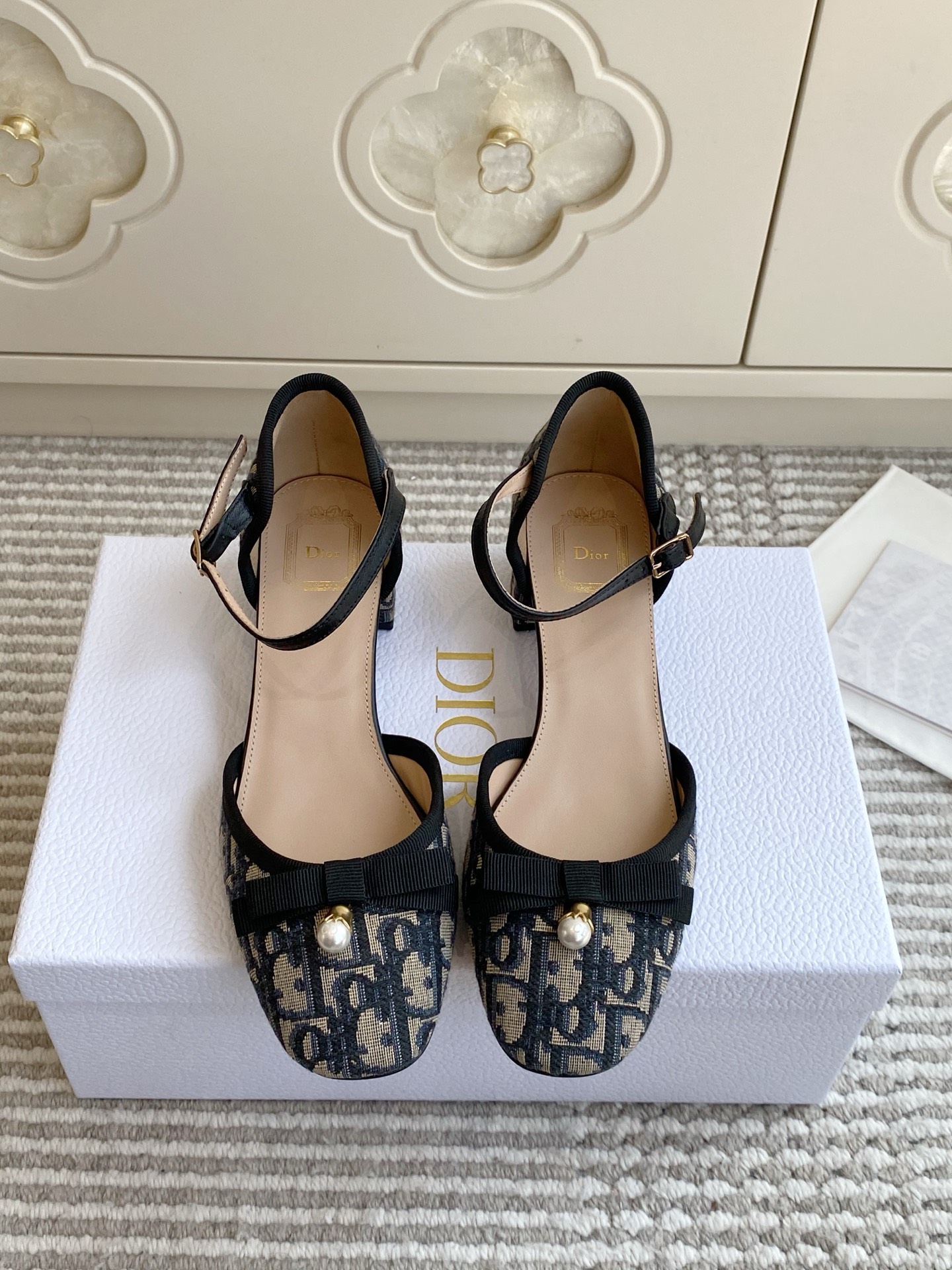NO:957045,Batch Dior Presbyopia series pearl bow back thick heel sandals. Classic presbyopia jacquard fabric, satin bow on the toe with gold-plated pearls, full of gentle atmosphere. The square thick heel is stable and easy to walk, and the adjustable back strap can modify the ankle line. Fully lambskin leather lining, breathable and not stuffy. The leather outsole is engraved with the five-star logo. The square and round toe box accommodates various foot types and can be worn with skirts, suits, and jeans. It is a versatile style for commuting and dating in spring and summer.  Size 35-39 (customized at 40.41.42), sandals, dior, sandals, skirts, jeans, business suit, sheepskin, gold plating, Leather soles19860909批 Dior·老花系列珍珠蝴蝶结后空粗跟凉鞋 经典老花提花面料,鞋头缎面蝴蝶结搭配镀金珍珠,温柔氛围感拉满 方形粗跟稳走好走,可调节后绊带修饰脚踝线条 小羊皮全皮内里,透气不闷脚,真皮大底刻印五星logo 方圆鞋头包容各种脚型,裙子、西装、牛仔裤随便搭,春夏通勤约会万能款 尺码35-39（40.41.42定做）,凉鞋单鞋,dior,sandals,skirts,jeans,business suit,sheepskin,gold plating,Leather soles,Women's Shoes