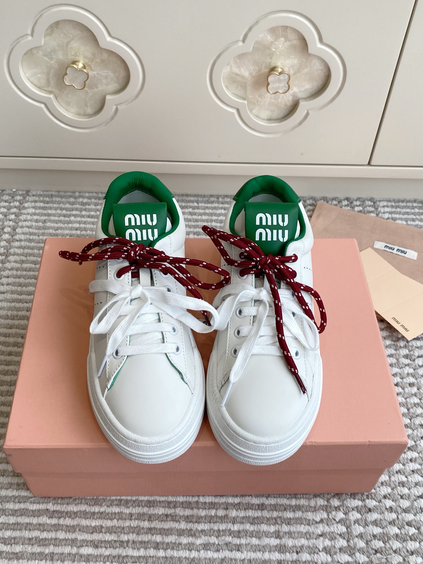 NO:957026,First batch of slippers, full top Miu Miu official website new contrasting color sneakers, white shoes | two-color shoelaces are so good, the annual versatile shoes are updated in multiple colors!  You can choose from full-coverage or half-drag versions. The half-drag is super convenient for lazy people to go out. The double-layered thick soles quietly increase the height, and the five-pointed star anti-slip soles are stress-free for running. The soft and waxy full cowhide leather is extremely comfortable on the feet. It has a sheepskin lining and can be worn casually with skirts and pants. It can be worn in all seasons. The double-layered thick soles quietly increase the height and the five-pointed star anti-slip soles.  size35-39 (customized at 40.41), casual shoes/sports shoes, miumiu, sneakers, slippers, skirts, cowhide, sheepskin19860909批拖鞋 满帮 Miu Miu官网新款撞色运动鞋 小白鞋｜双色鞋带太会了 年度百搭神鞋更新多色！全包、半拖两版本任选,半拖踩跟懒人出门超方便 双层厚底悄悄增高,五角星防滑鞋底暴走无压力 软糯全牛皮上脚巨舒服,羊皮内里,裙子裤子随便搭,四季实穿 双层分层厚底悄悄增高,五角星防滑鞋底 size35-39（40.41定做）,休闲鞋/运动鞋,miumiu,sneakers,slippers,skirts,cowhide,sheepskin,Women's Shoes