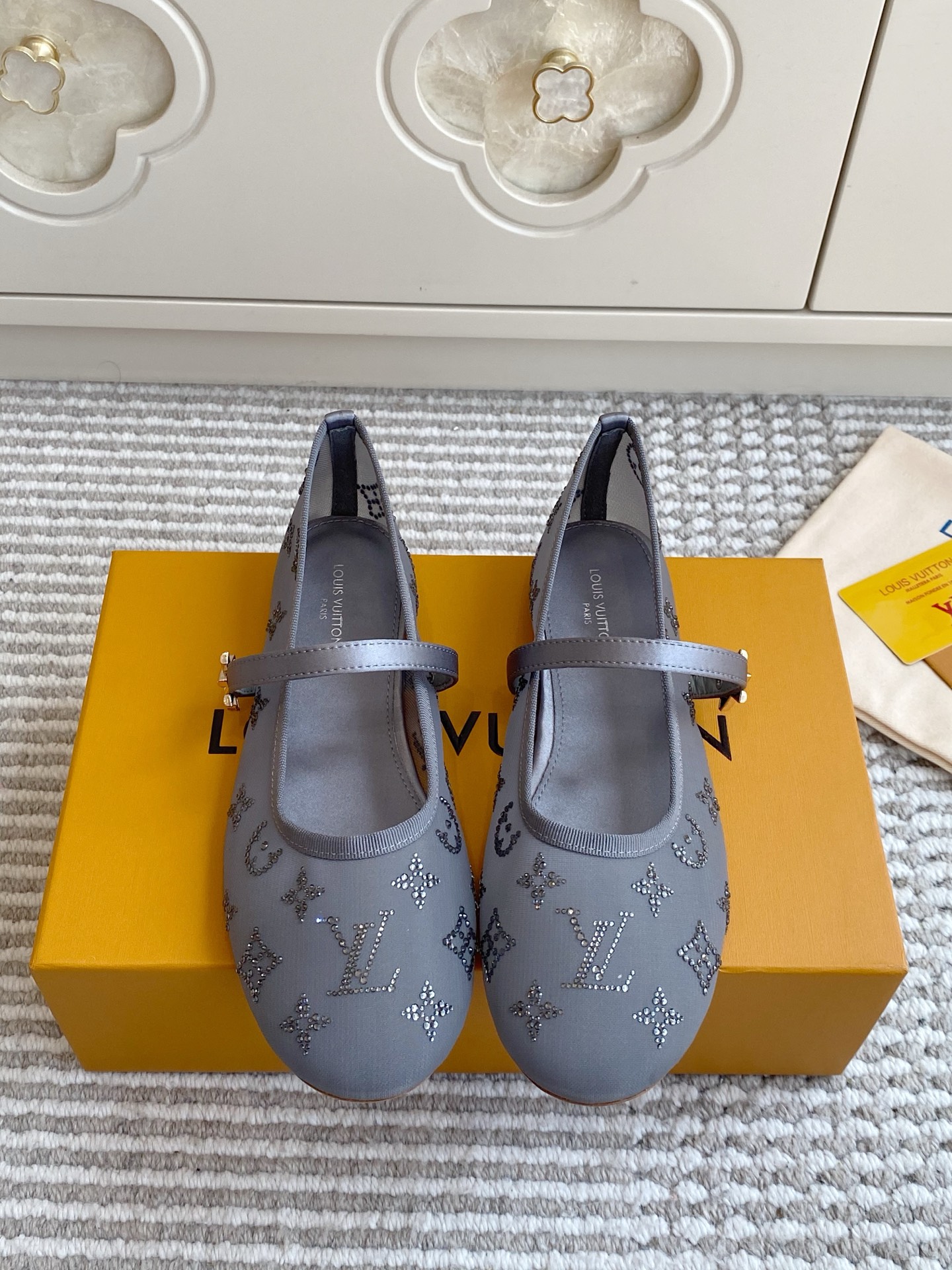 NO:957075,Batch LV Monogram Hot Diamond Mesh Mary Jane Flat Shoes Spring and Summer Hot Ballet Mary Jane New!  The transparent mesh is covered with hot-drilled presbyopia. The fine rhinestones are low-key and noble, not exaggerated at all. Fine satin straps + LV metal locks, fine-tuned elasticity to fit the feet. The round-toe version is friendly to wide feet, and the genuine leather flat sole is so soft that it can be worn in the summer. The light mesh is not stuffy to the feet in the summer. Size 35-39 (customized at 34.40.41.42), ballet shoes, louis vuitton, mary jane19860909批 LV Monogram 烫钻网纱玛丽珍平底单鞋 春夏爆款芭蕾玛丽珍上新！通透网纱铺满烫钻老花 细碎钻光低调显贵,完全不会浮夸 细缎面绑带+LV金属锁扣,微调松紧超贴合脚 圆头版型宽脚友好,真皮平底软到暴走 轻薄网纱夏天穿也不闷脚 size35-39（34.40.41.42定做）,芭蕾舞鞋,louis vuitton,mary jane,Women's Shoes