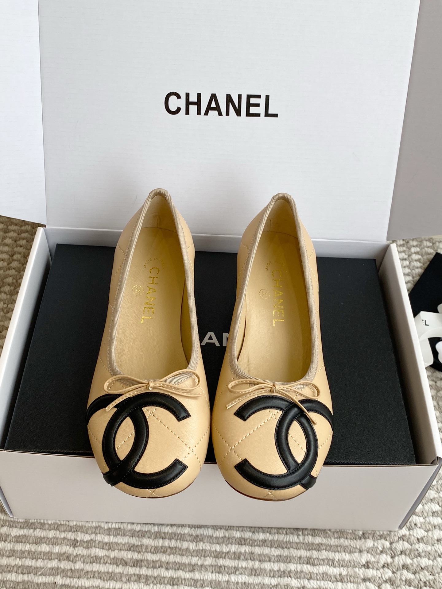 NO:957060,Batch (original box packaging) Chanel·Xiaoxiang 26ss second-hand Kangpeng large CC ballet thick heel Mary Jane shoes, classic rhombus pattern + contrasting double C, directly recognizable, with a small bow on the toe, a sweet but not greasy French feeling directly overflows the screen. The lamb leather is soft and does not wear on the feet at all, and there is no pressure when walking with low heels. It is super tasteful with jeans, mini skirts and suit pants. Imported lambskin + sheepskin lining + genuine leather outsole  Heel height 3.5cm, size 35-39 (customized at 40.41), single shoes, chanel, mary jane, skirts, jeans, business suit, sheepskin, Leather soles19860909批（原版盒包装） Chanel·小香26ss中古康鹏大CC 芭蕾粗跟玛丽珍单鞋 经典菱格纹+撞色双C,辨识度直接拉满,搭配鞋头的小蝴蝶结,甜而不腻的法式感直接溢出屏幕 小羊皮革软乎乎的,上脚完全不磨脚,低跟走路毫无压力,配牛仔裤、小裙子、西装裤都超有味道. 进口小羊皮+羊皮内里+真皮大底 跟高3.5cm size35-39（40.41定做）,单鞋,chanel,mary jane,skirts,jeans,business suit,sheepskin,Leather soles,Women's Shoes