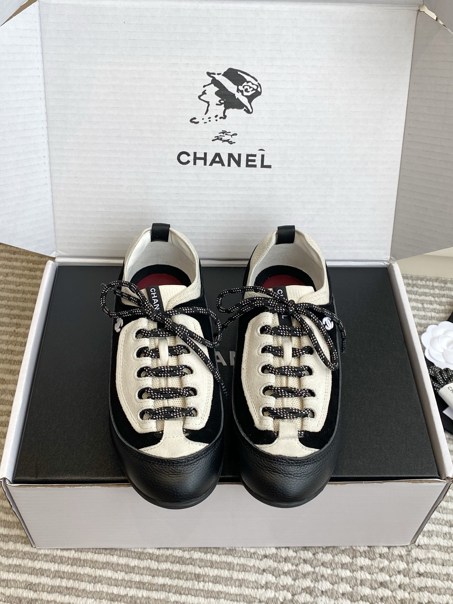 NO:957074,Batch (original box packaging) Chanel·Retro moral casual sneakers, annual atmospheric treasure casual shoes!  Classic contrasting color splicing brings out the French retro feel. Suede + cowhide splicing fabrics are delicate and durable to the touch. Double C's are delicately embroidered on the side, not exaggerated, but low-key and noble. Spotted woven shoelaces add smart details, simple but full of ingenuity. The curved soft sole is light and not bulky, so you won't feel tired after walking for a long time. The neat shoe shape modifies the foot shape. It can be used with jeans and skirts. It is a natural pairing item with a relaxed feeling.  size35-39 (customized at 40.41), casual shoes/sports shoes, chanel, sneakers, skirts, jeans, cowhide, chamois leather19860909批（原版盒包装） Chanel· 复古德训休闲运动鞋 年度氛围感宝藏休闲鞋！经典撞色拼接,把法式复古感拉满 麂皮+牛皮拼接面料,触感细腻耐看 侧边精致刺绣双C,不浮夸,低调显贵 斑点编织鞋带增添灵动细节,简约却充满巧思 弧形软底上脚轻盈不笨重,久走不累脚 利落鞋型修饰脚型,牛仔裤、半身裙通通适配,松弛感穿搭本命单品 size35-39（40.41定做）,休闲鞋/运动鞋,chanel,sneakers,skirts,jeans,cowhide,chamois leather,Women's Shoes