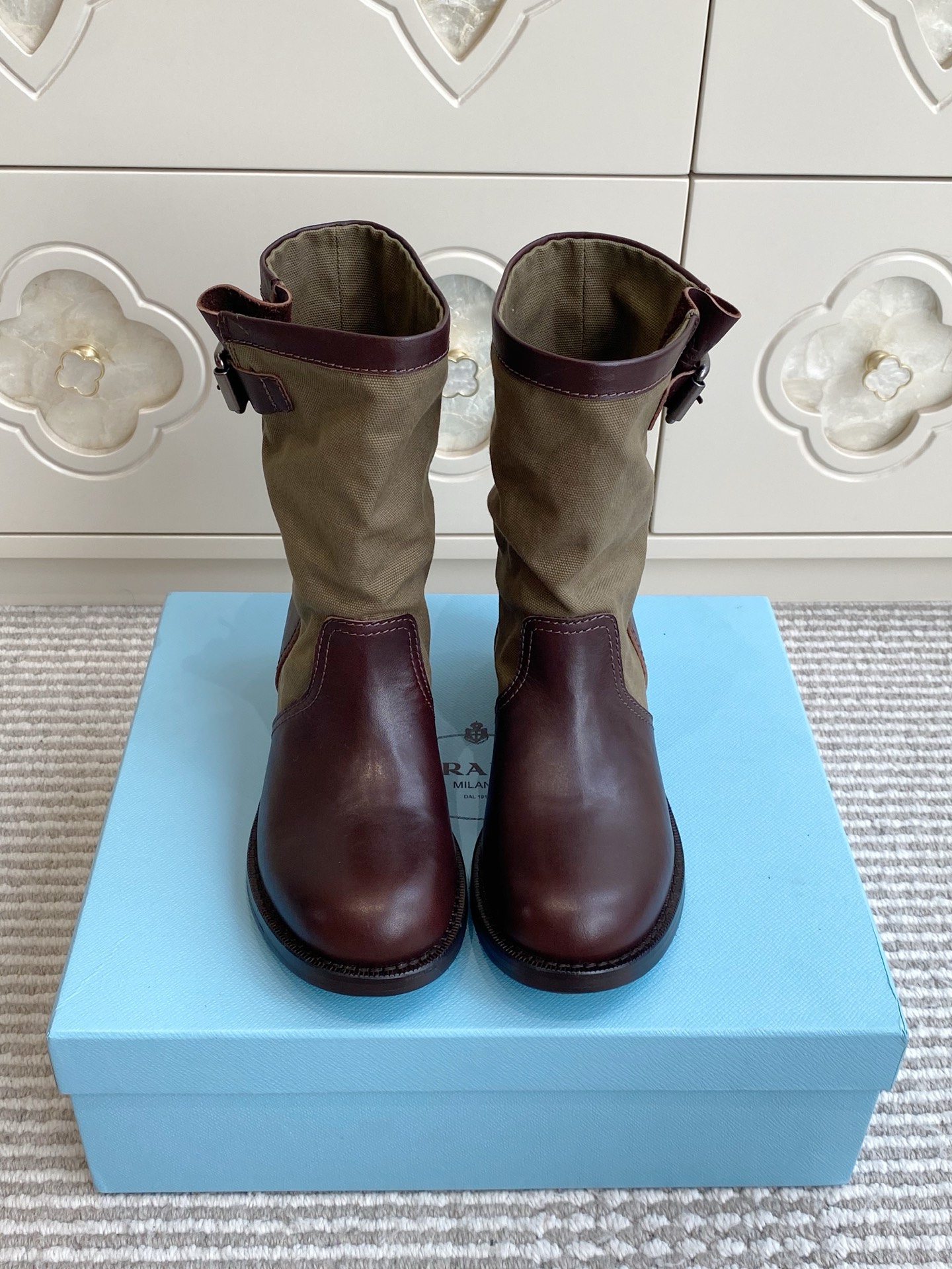 NO:957042,Batch Purchasing Agent-grade PRADA Retro Spliced ​​Workwear Mid-calf Boots | Pile Boots Autumn Maillard Boots Workwear short boots with a retro atmosphere!  The contrasting splicing of cowhide/suede + canvas brings a retro feel. The stackable boot design is casual and lazy, and goes well with jeans and skirts. The metal buckle details on the side provide a workwear-like detail. The small round toe box + low thick heel ensures stable walking without tiring. The genuine leather stitching non-slip rubber outsole combines practical wear and appearance.  size35-39 (customized at 40.41), boots, prada, boots, skirts, jeans, cowhide, chamois leather19860909批 代购级PRADA 复古拼接工装中筒靴｜堆堆靴 秋日美拉德神靴 自带复古氛围感的工装短靴！ 牛皮/麂皮+帆布的撞料拼接,复古感直接拉满 可堆褶靴筒设计,随性慵懒,搭牛仔裤、半裙都出彩 侧边金属搭扣细节,工装感细节到位 小圆鞋头+低粗跟,走路稳不累脚 真皮拼接防滑橡胶大底,兼顾实穿与颜值 size35-39（40.41定做）,靴子,prada,boots,skirts,jeans,cowhide,chamois leather,Women's Shoes