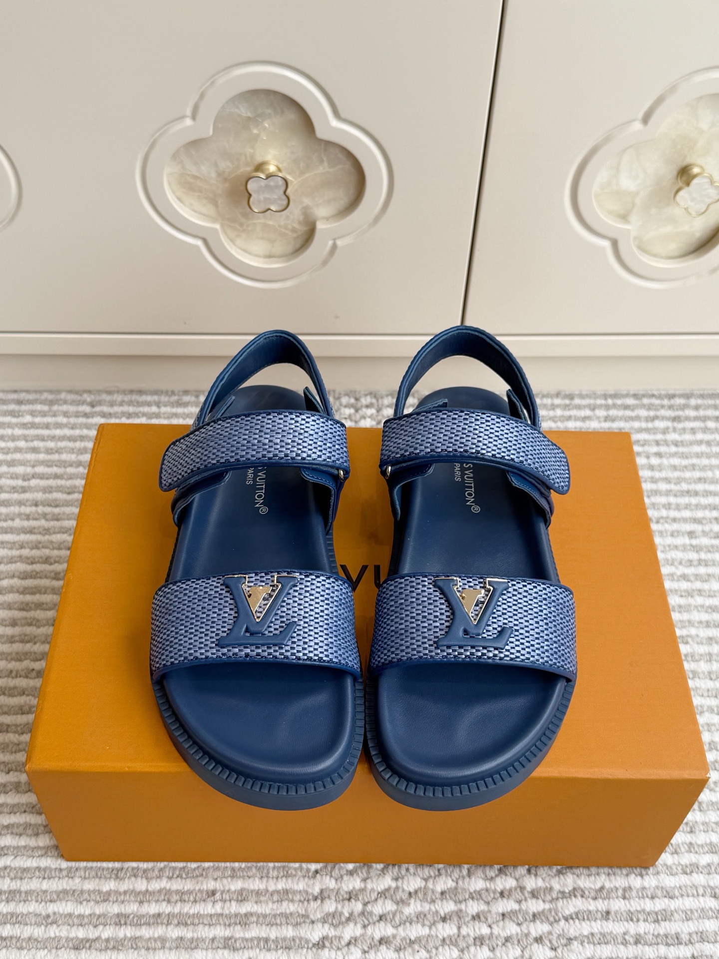NO:957018,Batch LV Velcro thick-soled V-buckle beach sandals, summer lazy sandals, a series of beach sandals that are all over the Internet, good news for lazy people!  Double Velcro straps, you can put it on and take off in one second, and you can also adjust the width. Available in fine cowhide and resort-style woven styles. The metal LV logo is low-key and high-end, simple and elegant. The padded footbed feels soft and waxy, so you can go shopping without stress. Thick-soled rubber soles, quietly increase the height and are non-slip. size35-41 (35.40.41 custom-made), sandals, louis vuitton, sandals, cowhide19860909批 LV 魔术贴厚底V扣沙滩凉鞋 夏日懒人本命凉鞋 火遍全网的沙滩系列凉鞋,懒人福音！ 双条魔术贴绑带,穿脱一秒搞定,还能调节宽窄 有细腻牛皮款＆度假风编织款可选 金属LV标低调高级,简约大方 软垫鞋床脚感软糯,逛街暴走毫无压力 厚底橡胶鞋底,悄悄增高还防滑 size35-41（35.40.41定做）,凉鞋,louis vuitton,sandals,cowhide,Women's Shoes