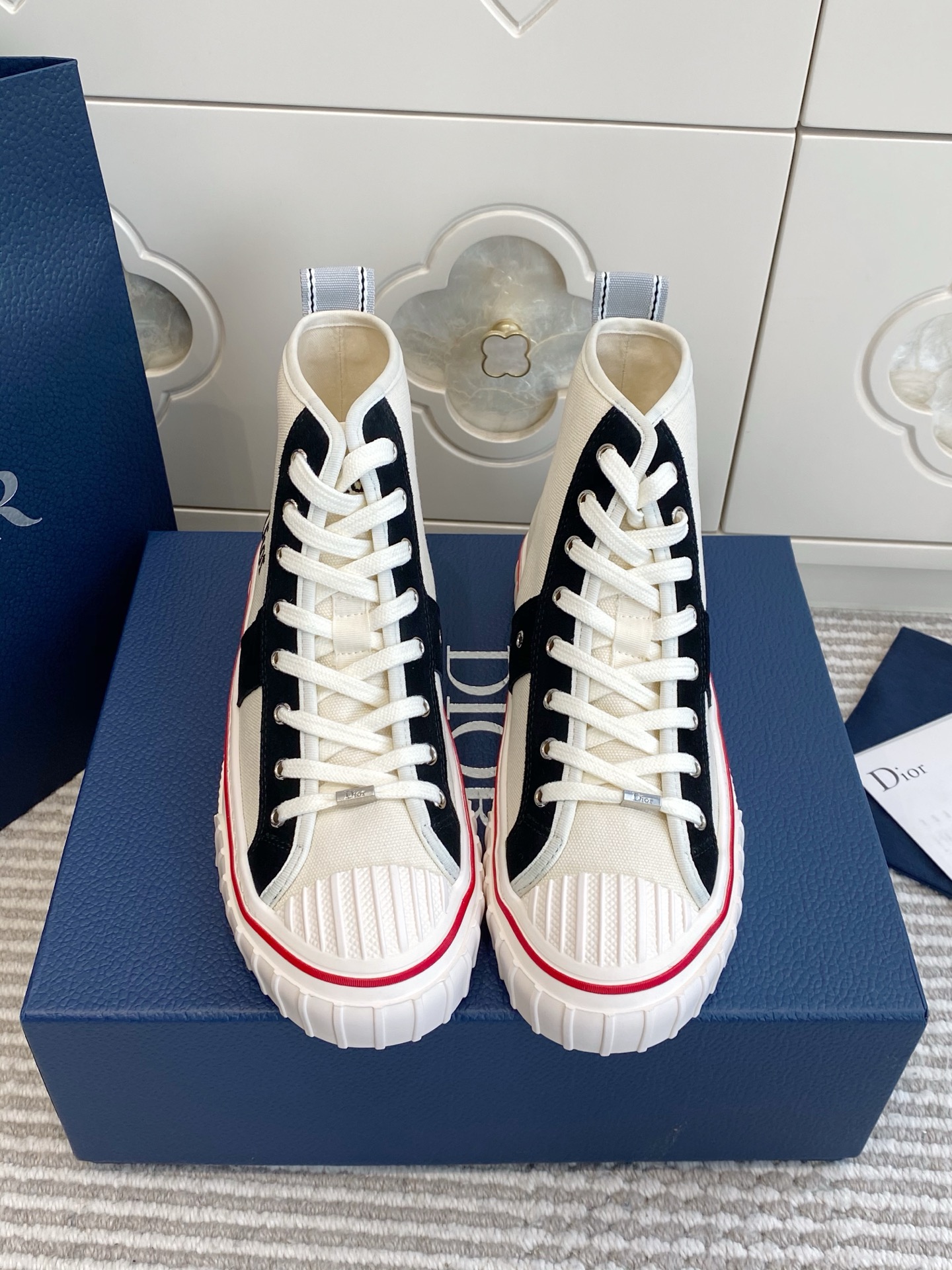 NO:956970,Batch low-top, high-top (couples) Dior Hooper retro canvas casual sneakers｜Full set of high and low tops in place 26 new Hooper series, retro baseball shoe style is so attractive!  The high-tops modify the ankle lines, while the low-tops are casual and refreshing, and are easy to control for both men and women. Off-white canvas is spliced with contrasting suede, and there are also popular Oblique presbyopia models. 3D embroidery of Dior letters on the side is low-key and recognizable. Biscuit-style ribbed toe + integrated serrated rubber thick sole, comfortable for the foot, and not tired after walking for a long time. The sole has hidden cannage details, and the red edge on the side is the finishing touch, giving it a retro atmosphere.  size 35-46 (female 41, male 46 customized), casual shoes/sports shoes, dior, sneakers19860909批低帮 高帮（情侣） Dior Hooper复古帆布休闲运动鞋｜高低帮全套就位 26新款Hooper系列,复古棒球鞋版型太耐看！ 高帮修饰脚踝线条,低帮随性清爽,男女都好驾驭. 米白帆布拼接撞色绒面,还有人气Oblique老花款 侧边3d刺绣Dior字母,低调有辨识度 饼干式罗纹鞋头+一体式锯齿橡胶厚底,上脚舒适,久走不累 鞋底暗藏藤格纹细节,侧边红边作为点睛,复古氛围感拉满. size35-46（女41.男46定做）,休闲鞋/运动鞋,dior,sneakers,Women's Shoes