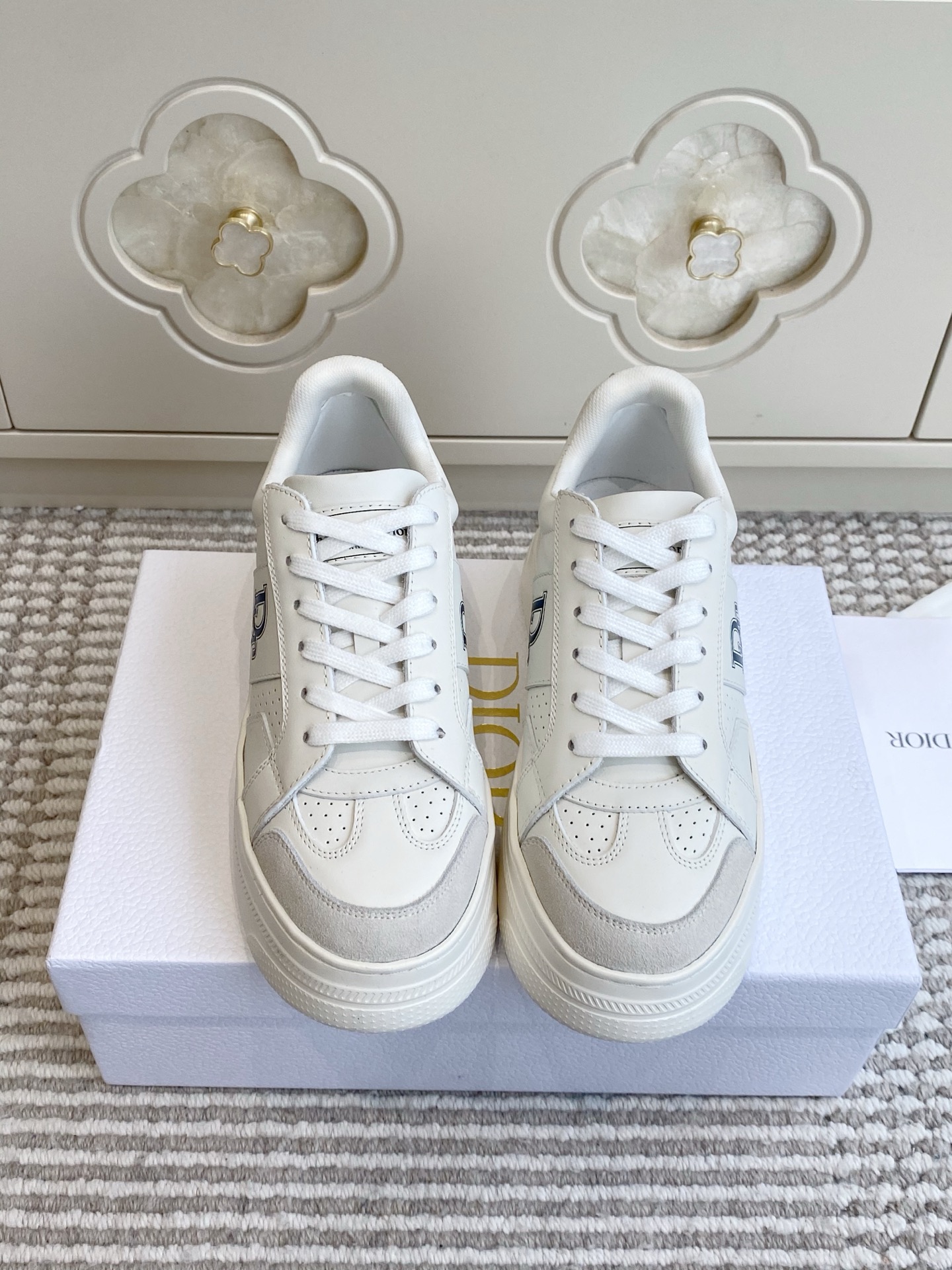 NO:957005,Batch Dior Star Platform｜All-inclusive/half-shoe thick-soled sneakers, the most wearable Xiaobai shoes of the year are now online!  All-inclusive model + lazy half drag, two styles at once. Retro basketball shoe style, white cowhide stitched with light gray suede toe, soft and high-end texture. Exquisite CD embroidery on the side, iconic five-pointed star embossed on the heel, low-key and unobtrusive. The perforated upper is breathable and not stuffy, and the thickened rubber sole quietly increases the height, so you won’t feel tired after walking for a long time. Size 35-40 (customized at 41.42), casual shoes/sports shoes, dior, tom  ford,sneakers,cowhide19860909批 Dior Star Platform｜全包/半拖厚底运动鞋 年度实穿王小白鞋上线！全包款+懒人半拖,两种风格一次拥有 复古篮球鞋版型,白牛皮拼接浅灰绒面鞋头,质感柔和高级 侧边精致CD刺绣,后跟标志性五角星浮雕,低调不张扬 打孔鞋面透气不闷脚,加厚橡胶厚底悄悄增高,久走不累脚 size35-40（41.42定做）,休闲鞋/运动鞋,dior,tom ford,sneakers,cowhide,Women's Shoes