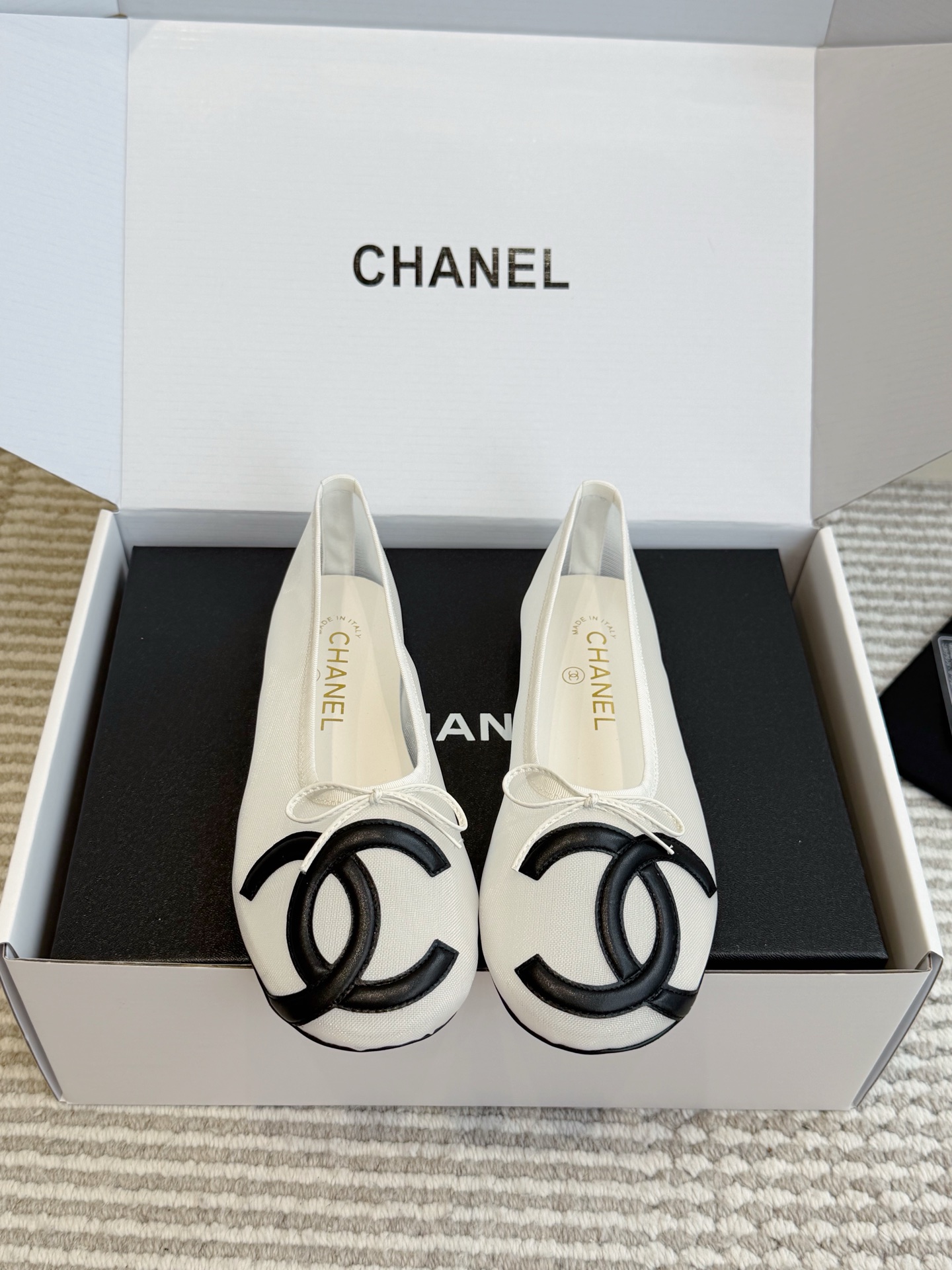 NO:956956,Batch (original box packaging) Chanel classic second-hand Kangpeng double CC large logo·mesh·ballet flat shoes. You can never escape the romance of Chanel ballet shoes!  Round soft toe + delicate bow at the mouth, leather double C embroidery on the toe, full of classic recognition. Mesh fabric is breathable and not stuffy, so comfortable for spring and summer. Zero-heeled flat sole, no pressure for walking and shopping. Customized mesh + lambskin + sheepskin lining + leather outsole size 35-39 (40.41 custom-made), single shoes, chanel, chanel, sheepskin, Leather soles19860909批（原版盒包装） Chanel经典中古康鹏双CC大logo·网纱·芭蕾平底单鞋 永远逃不开香奈儿芭蕾鞋的浪漫！ 圆柔鞋头+鞋口精致小蝴蝶结,鞋头皮革双C刺绣,经典辨识度拉满 网纱面料透气不闷脚,春夏上脚太舒服 零跟平底,暴走逛街毫无压力 定制网纱+小羊皮+羊皮内里+真皮大底 size35-39（40.41定做）,单鞋,chanel,chanel,sheepskin,Leather soles,Women's Shoes