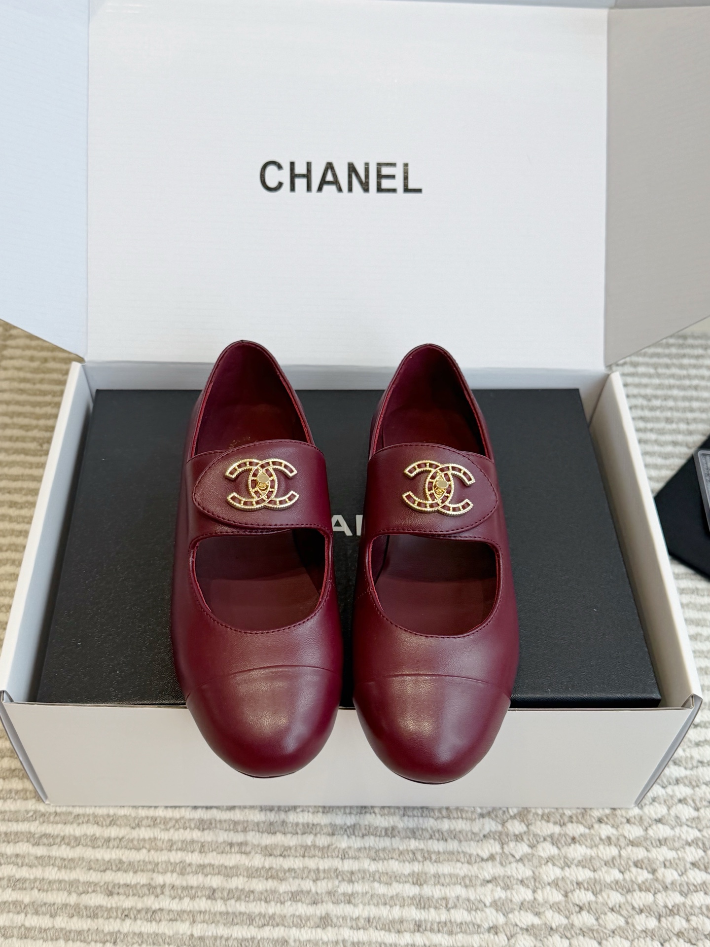 NO:956999,Batch (original box packaging) Chanel retro Mary Jane flat shoes | Wear French elegance on your feet. It’s really hard not to love the retro Mary Jane shoe style!  Classic color-blocked toe box, hollow metal double-C turn buckle Velcro on the instep, instantly recognizable. Lambskin texture is soft and waxy, gentle and noble on the foot. Flat shoe shape, friendly to the feet, stress-free for daily commuting and shopping. Sheepskin lining. Imported genuine leather outsole size 35-39 (40.41 custom-made), Mary Jane, chanel, mary jane, flats, sheepskin, Leather soles19860909批（原版盒包装） Chanel复古玛丽珍平底单鞋｜把法式贵气穿在脚上 复古回潮玛丽珍鞋型真的很难不爱！ 经典拼色鞋头,脚背镂空金属双C旋扣魔术贴,辨识度直接拉满 小羊皮质感软糯,上脚温柔显贵 平底鞋型,脚感友好,日常通勤逛街无压力 羊皮内里 进口真皮大底 size35-39（40.41定做）,玛丽珍,chanel,mary jane,flats,sheepskin,Leather soles,Women's Shoes