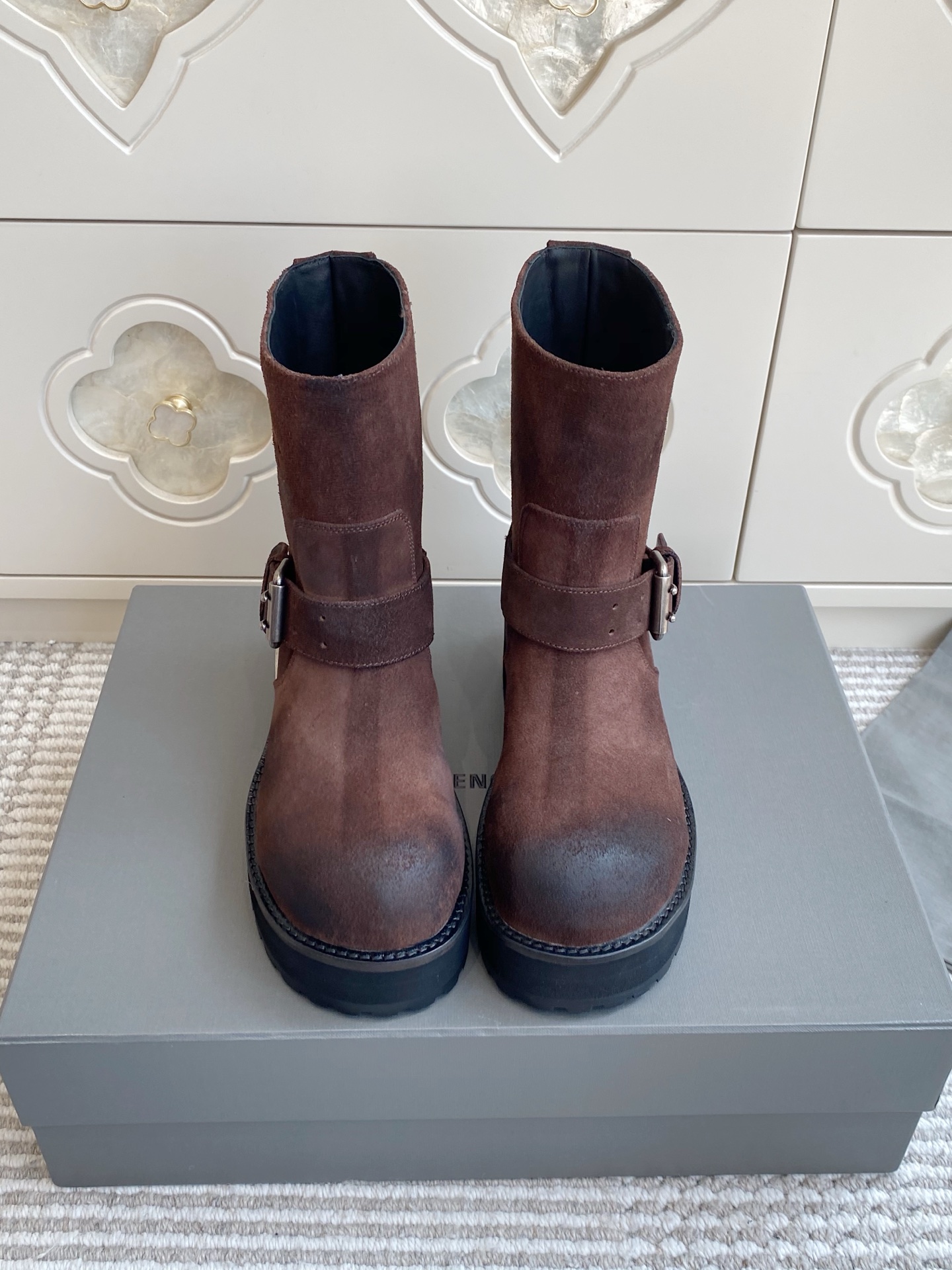 NO:956912,Batch Balenciaga distressed motorcycle short boots｜Cool workwear style, the retro distressed texture is amazing!  Distressed cowhide/distressed suede dual materials are available. Round and large-toe shoe last, no pressure on the feet, with a relaxed street atmosphere. The brand address logo is embossed on the boot shaft, and the metal buckle strap is adjustable. The metal nameplate on the heel is full of details, and the serrated thick sole quietly increases the height. Non-slip and wear-resistant outsole, easy to wear for commuting and going out in autumn and winter.  size35-39 (40.41 customized), boots, balenciaga, boots, cowhide, chamois leather19860909批 Balenciaga做旧机车短靴｜酷感工装风拉满 复古做旧质感太绝！做旧牛皮/做旧麂皮双材质可选 圆润大头鞋楦,不压脚,自带松弛街头氛围 靴筒压印品牌地址logo,金属搭扣饰带可调节 后跟金属铭牌细节满满,锯齿厚底悄悄增高 防滑耐磨大底,秋冬通勤、出街都好穿 size35-39（40.41定做）,靴子,balenciaga,boots,cowhide,chamois leather,Women's Shoes