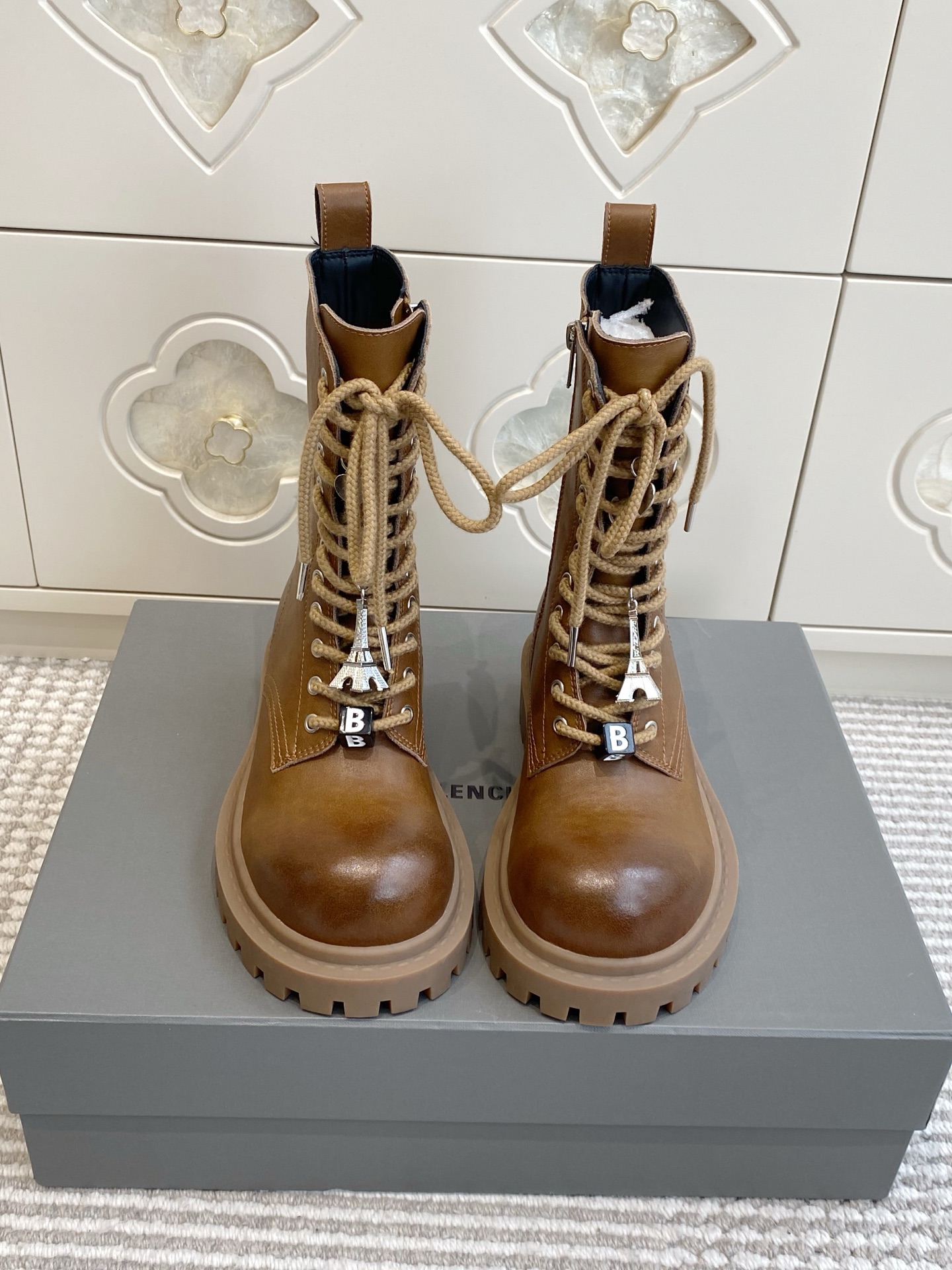 NO:956930,Batch Balenciaga·Retro Big Toe Thick-soled Martin Boots | Sweet and Cool Autumn and Winter King Fried Retro distressed cowhide, rounded big toe shoe shape, the upper foot is slim without pressurizing the foot Thick hemp rope lace + B letter lock, matched with iron tower metal pendant, full of atmospheric details Built-in zipper on the side, no need to repeatedly untie the shoelaces, super worry-free to put on and take off Sawtooth non-slip thick sole, quietly increases the height, walking is stable and not tiring  size35-39 (40.41 customized), boots, balenciaga, balenciaga, boots, cowhide19860909批 Balenciaga巴黎世家·复古大头厚底马丁靴｜甜酷秋冬王炸 复古做旧牛皮,圆润大头鞋型,上脚显瘦不压脚 粗麻绳系带+B字母锁扣,搭配铁塔金属吊坠,氛围感细节拉满 侧边内置拉链,不用反复解鞋带,穿脱超省心 锯齿防滑厚底,悄悄增高,走路稳不累脚 size35-39（40.41定做）,靴子,balenciaga,balenciaga,boots,cowhide,Women's Shoes