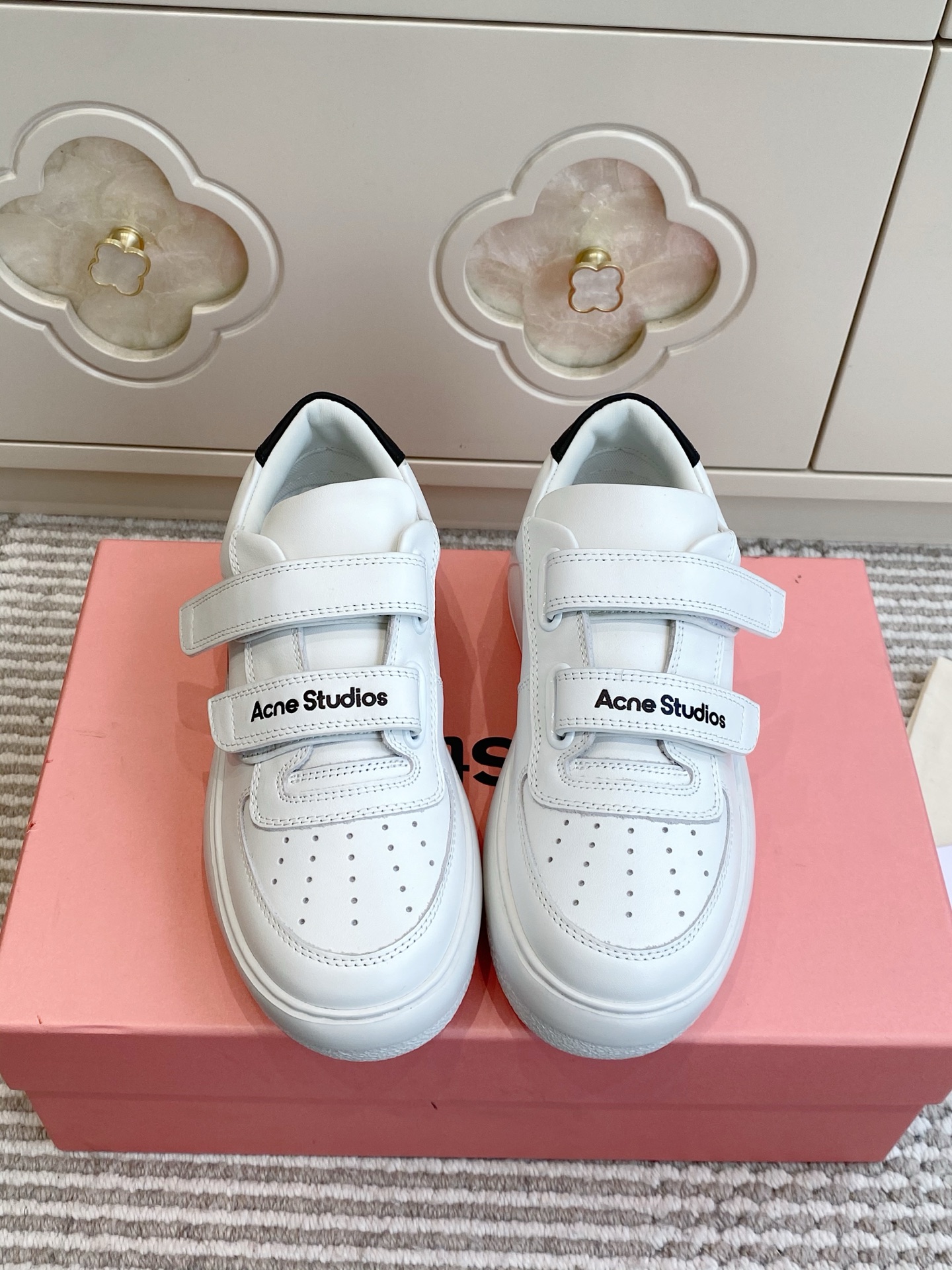 NO:956901,New color Acne studios latest popular smiling face Velcro thick-soled white shoes. High version on the market. Original purchase, development and production. This Velcro sneaker draws design inspiration from tennis shoes in the 1980s. It is made of leather and decorated with emoticon logo patterns. Beautifully packaged at the delivery counter. Fabric: Imported first-layer cowhide. Lining: Customized breathable mesh lining. Outsole: Original molded anti-slip rubber foam outsole. Bottom thickness: 6CM. Size:  35-39 (40 per order, non-refundable), casual shoes/sports shoes, Acne studios, dior, sneakers, cowhide19860909新色 Acne studios 最新爆款笑脸魔术贴厚底小白鞋 市场高版本 原版购入开发 做货 此款魔术贴运动鞋从上世纪八十年代网球鞋汲取设计灵感,选用皮革制成,饰有表情徽标图案 配送专柜精美包装 面料: 进口头层牛皮 内里: 定制透气网里 大底: 原版开模防滑橡胶发泡大底 底厚: 6CM 码数: 35-39（40订做不退换）,休闲鞋/运动鞋,acne studios,dior,sneakers,cowhide,Women's Shoes