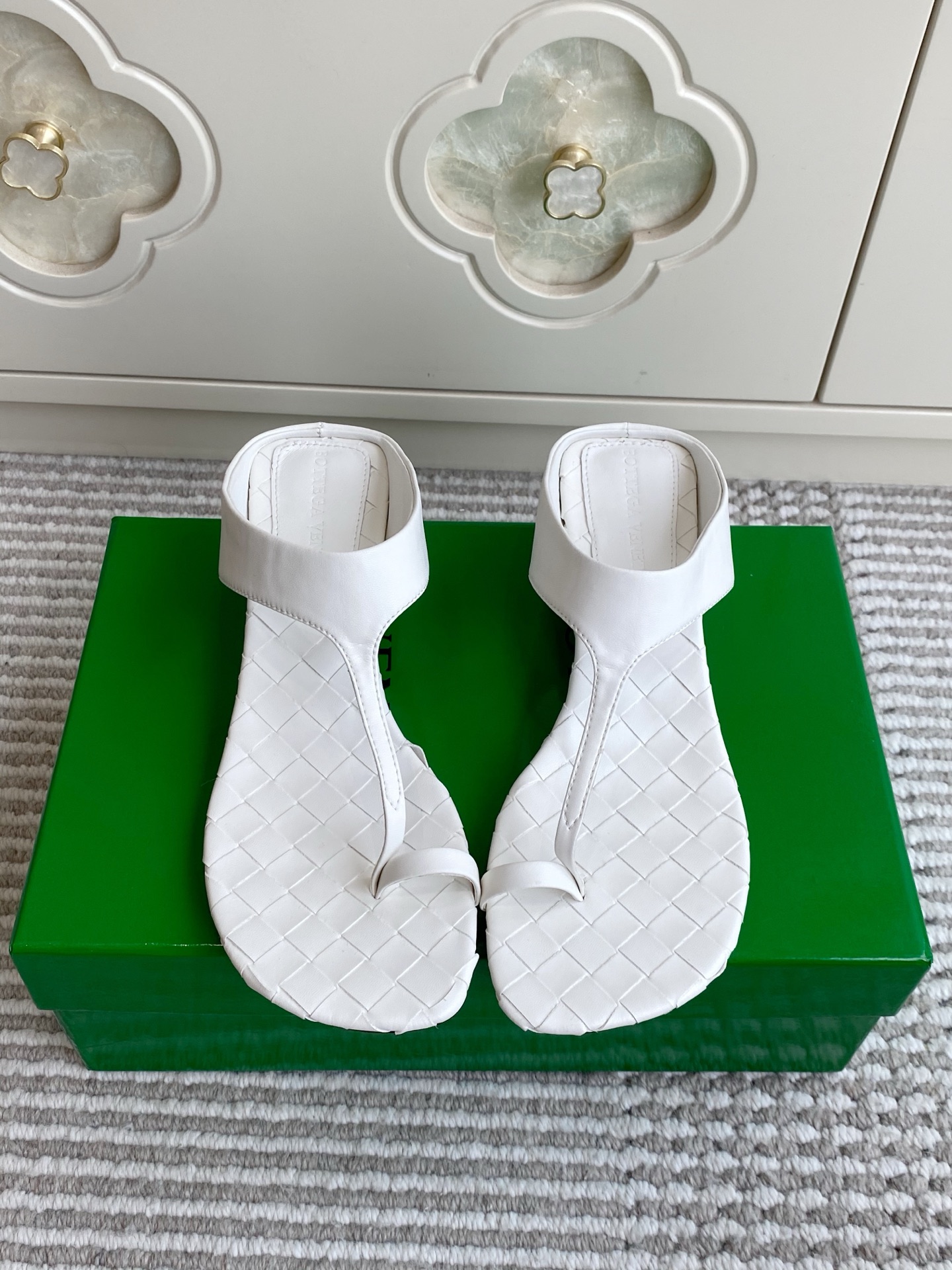 NO:956909,BOTTEGA VENETA BV · Braided thong thick heel sandals. The iconic intrecciato weave covers the footbed, and the texture is instantly noticeable. T-shaped thong + no back cover foot design, simple and neat, making the upper foot slimmer. Rounded cylindrical thick heel, highly friendly, no pressure when shopping for a long time. Delicate and smooth leather, high-end and durable tones. Imported lambskin/leather injection molded outsole. Heel height 4cm  size35-39 (customized at 40.41.42), split-toe shoes,bottega veneta,bottega veneta,slippers,sheepskin19860909批 BOTTEGA VENETA BV·编织夹趾粗跟凉拖鞋 标志性Intrecciato编织铺满鞋床,质感一眼沦陷 T型夹趾+无后帮套脚设计,简约利落,上脚显脚瘦 圆润圆柱粗跟,高度友好,逛街久走也无压力 细腻柔滑皮革,色调高级耐看 进口小羊皮/真皮注塑大底 跟高4cm size35-39（40.41.42定做）,分趾鞋,bottega veneta,bottega veneta,slippers,sheepskin,Women's Shoes