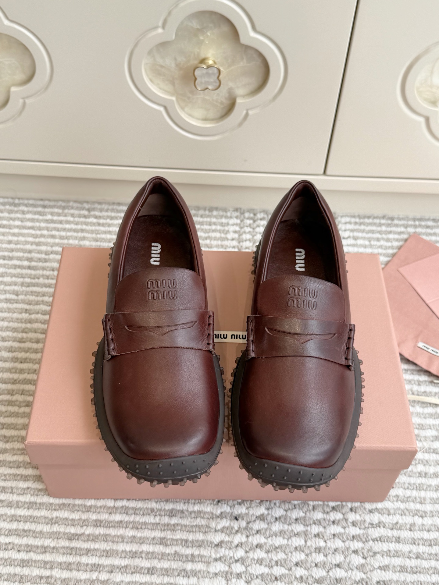 NO:956879,Batch Miu Miu retro distressed loafers thick-soled casual shoes. Classic penny Loaf silhouette, with outdoor granular thick soles, full of sweet and cool retro feeling. Distressed cowhide has a high-end texture, the embossed Miu Miu logo on the upper is low-key and recognizable, and sheepskin lining. Lazy slip-on style, no need to tie shoelaces, super worry-free in daily life. Full-grain rubber non-slip outsole, increases height and feels soft and elastic, no burden when running.  size35-39 (customized at 40.41), loafers, miumiu, loafers, cowhide, sheepskin19860909批 Miu Miu 复古做旧乐福厚底休闲鞋 经典便士乐福轮廓,搭配户外颗粒厚底,甜酷复古感拉满 做旧牛皮质感高级,鞋面浮雕Miu Miu标识低调有辨识度,羊皮内里 懒人套脚款式,不用系鞋带日常超省心 满粒橡胶防滑大底,增高同时脚感软弹,暴走无负担 size35-39（40.41定做）,乐福鞋,miumiu,loafers,cowhide,sheepskin,Women's Shoes