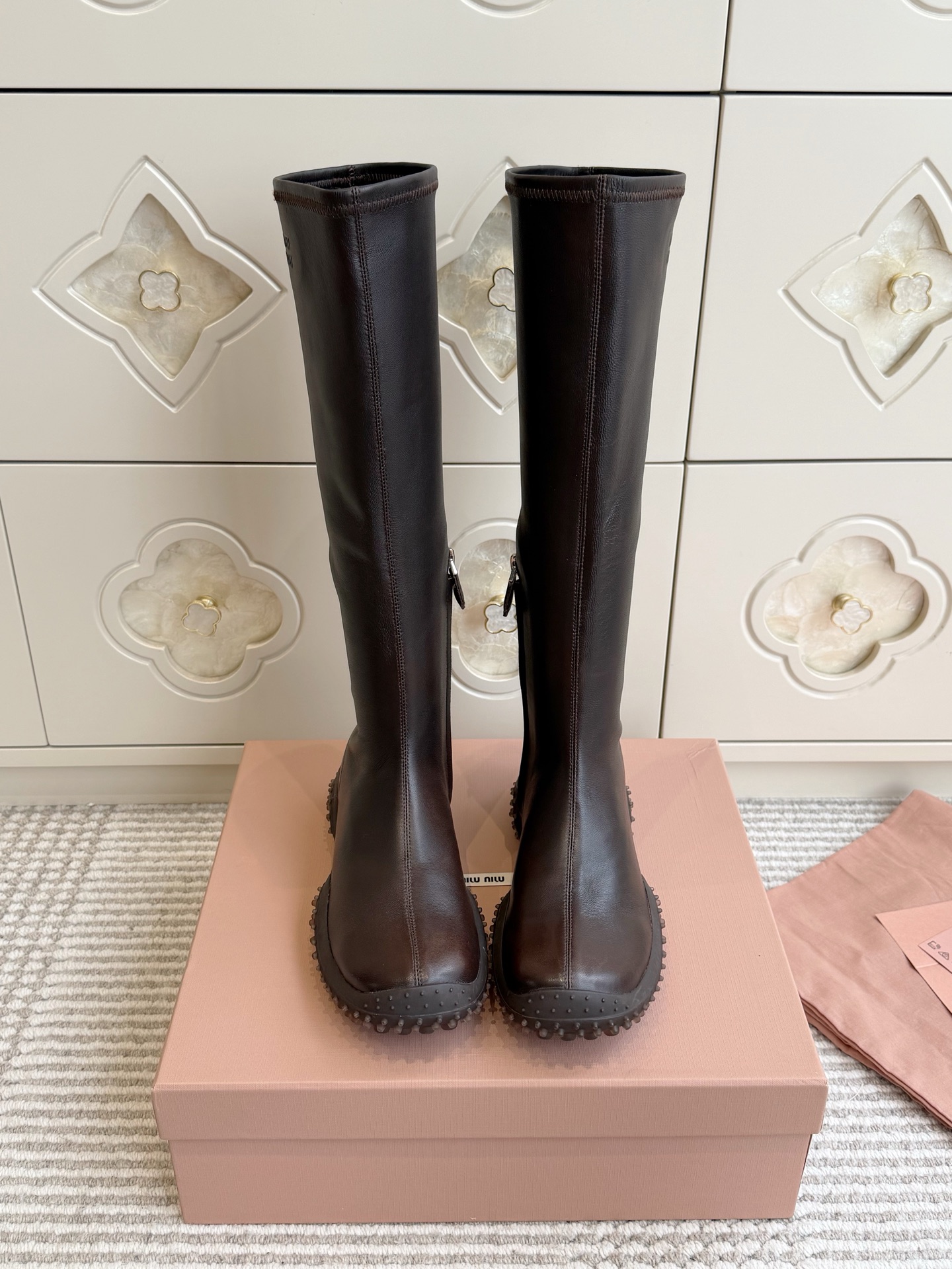 NO:956834,Batch (sheepskin version) Miu Miu retro sports high-top stretch boots | Autumn and winter atmosphere boots. When elegant boots meet outdoor granular thick soles, they collide with a different sense of retro relaxation. Stretch sheepskin boots are very tolerant to the leg shape and fit the leg shape without pressuring the legs. The low-key embossed logo is not overly exaggerated and adds a sense of luxury. The round square toe modifies the foot shape and the side zipper is easy to put on and take off.  The grainy rubber outsole is non-slip and quietly increases in height, allowing you to walk all day long without tiring your feet. Black/dark coffee and Maillard dark brown are perfect for autumn and winter!  size35-39 (customized at 40.41), boots, miumiu, boots, sheepskin19860909批（羊皮版） Miu Miu复古运动高筒弹力长靴｜秋冬氛围感神靴 当优雅长靴遇上户外颗粒厚底,碰撞出不一样的复古松弛感 弹力羊皮靴筒,对腿型包容度很高,贴合腿型不压腿 低调压印logo,没有过度浮夸,高级感拉满 圆润方头修饰脚型,侧边拉链穿脱很方便 颗粒感橡胶大底,防滑还悄悄增高,暴走一整天也不累脚 黑/深咖两色,美拉德深棕太适配秋冬！ size35-39（40.41定做）,靴子,miumiu,boots,sheepskin,Women's Shoes