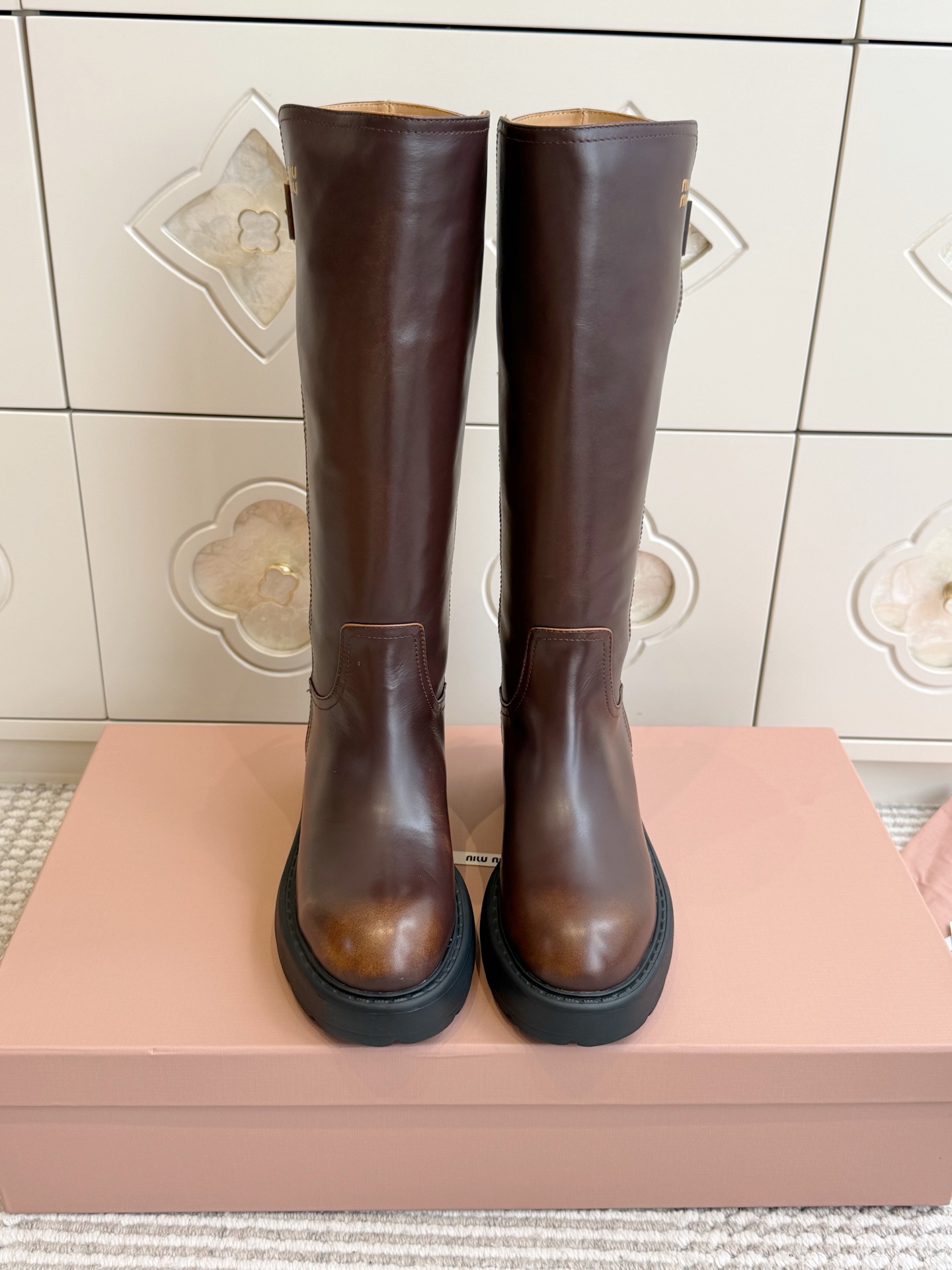 NO:956856,Batch Miu Miu retro cowhide knight boots | Maillard natal boots, full of retro western style!  Imported cowhide fabric, dark brown distressed color really has the flavor of autumn and winter. Straight high boots, optimized leg proportions, metal logo on the boot collar + adjustable buckle, full of exquisite details. The rounded toe does not squeeze the feet, and the thick rubber foam outsole quietly increases the height, which makes walking stable and not tiring. The black is capable and cool, and the dark brown color is directly inspiring. It can be worn with coats, skirts and jeans in autumn and winter, and the retro atmosphere is perfect.  size35-39 (customized at 40.41), boots, miumiu, boots, skirts, jeans, cowhide19860909批 Miu Miu复古牛皮骑士靴｜美拉德本命长靴 复古西部风拉满！进口牛皮面料,深棕做旧擦色真的太有秋冬那味儿 笔直高靴筒,优化腿型比例,靴口金属logo+可调节搭扣,精致细节感拉满 圆润圆头不挤脚,厚橡胶发泡大底悄悄增高,走路稳不累脚 黑色干练酷飒,擦色深棕氛围感直接封神 秋冬搭大衣、短裙、牛仔裤都绝,复古千金氛围感拿捏 size35-39（40.41定做）,靴子,miumiu,boots,skirts,jeans,cowhide,Women's Shoes