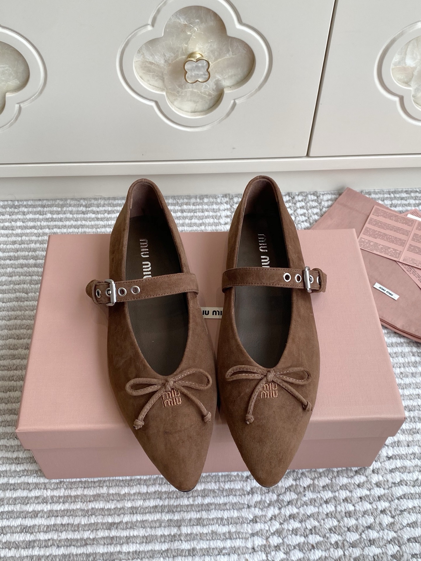 NO:956921,Batch Miu Miu retro suede Mary Jane pointed toe bow shoes. Who can resist miumiu’s pointed toe Mary Jane with its own gentle filter!  Delicate suede leather has a high-end feel, and the micro-pointed version shows slim feet. The toe bow + embroidered logo give a sweet but not greasy retro girly feel. The one-word strap with metal buckle can be freely adjusted for tightness. The flat design does not tire your feet after long walks. It can be worn casually with Maillard, daily commuting, and dates. It is retro and elegant, with a gentle temperament that can be worn directly. size 35-39 (custom-made at 40.41), single shoes, miumiu, mary jane, chamois leather19860909批 Miu Miu复古麂皮玛丽珍尖头蝴蝶结单鞋 谁能拒绝miumiu自带温柔滤镜的尖头玛丽珍！ 细腻反绒麂皮质感高级,微尖头版型巨显脚瘦 鞋头蝴蝶结+刺绣logo,甜而不腻的复古少女感 金属扣一字袢带,可以自由调节松紧 平底设计长时间走路也不累脚 美拉德、日常通勤、约会穿搭随便搭 复古优雅,温柔气质直接拉满 size35-39（40.41定做）,单鞋,miumiu,mary jane,chamois leather,Women's Shoes