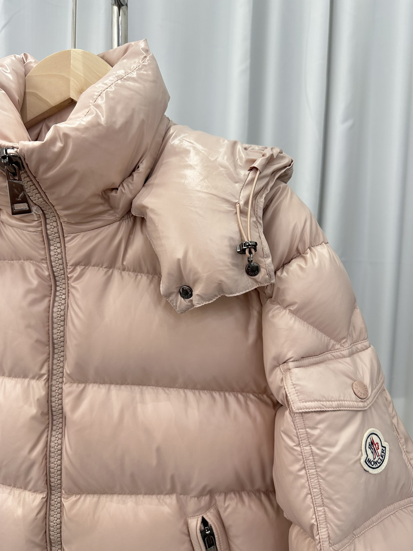 顶级版本Moncler/蒙口Maire女款短款羽绒服演绎玛雅经典面料科技尼龙亮漆面粉色黑色白色尺码123