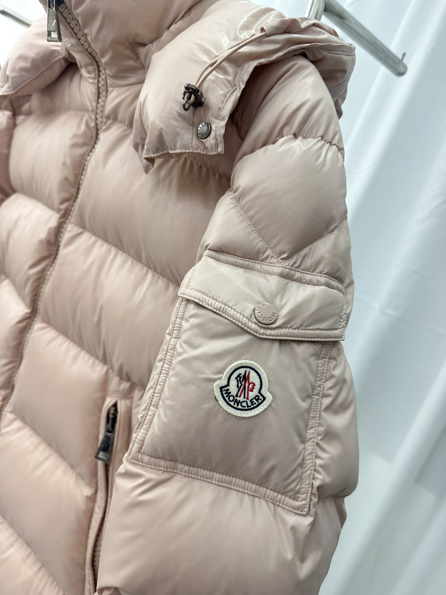 顶级版本Moncler/蒙口Maire女款短款羽绒服演绎玛雅经典面料科技尼龙亮漆面粉色黑色白色尺码123