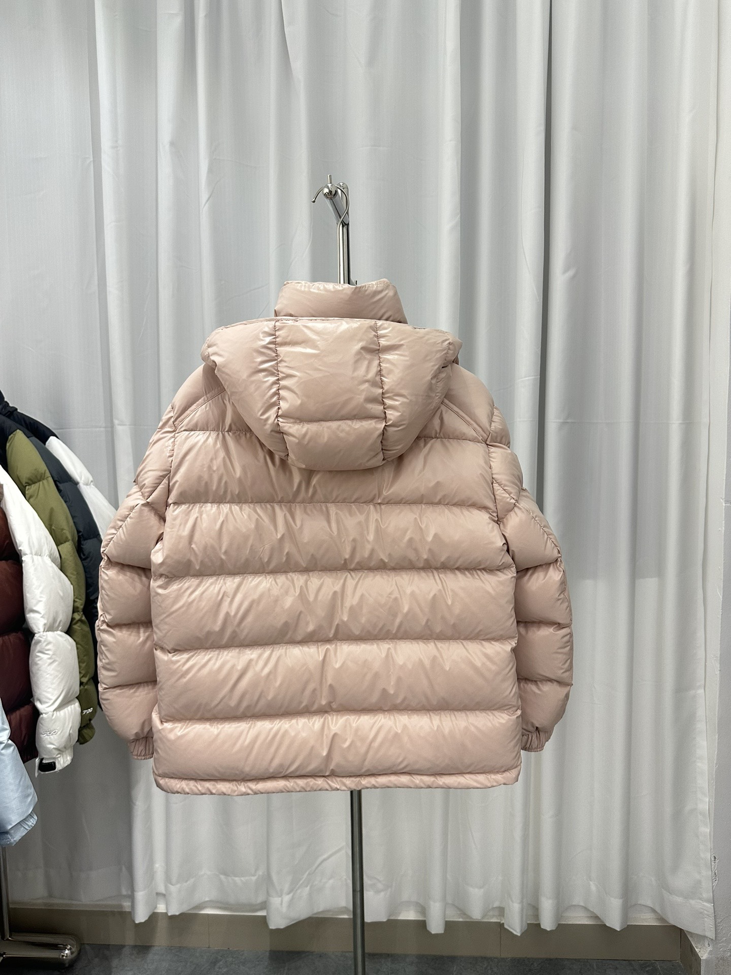 顶级版本Moncler/蒙口Maire女款短款羽绒服演绎玛雅经典面料科技尼龙亮漆面粉色黑色白色尺码123