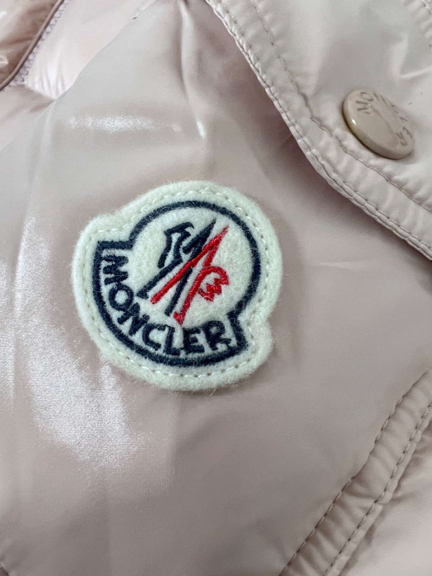 顶级版本Moncler/蒙口Maire女款短款羽绒服演绎玛雅经典面料科技尼龙亮漆面粉色黑色白色尺码123