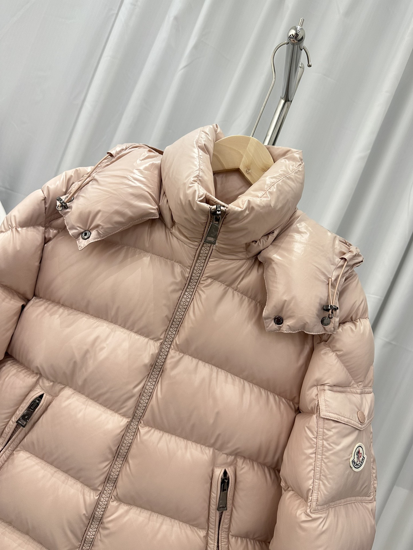 顶级版本Moncler/蒙口Maire女款短款羽绒服演绎玛雅经典面料科技尼龙亮漆面粉色黑色白色尺码123