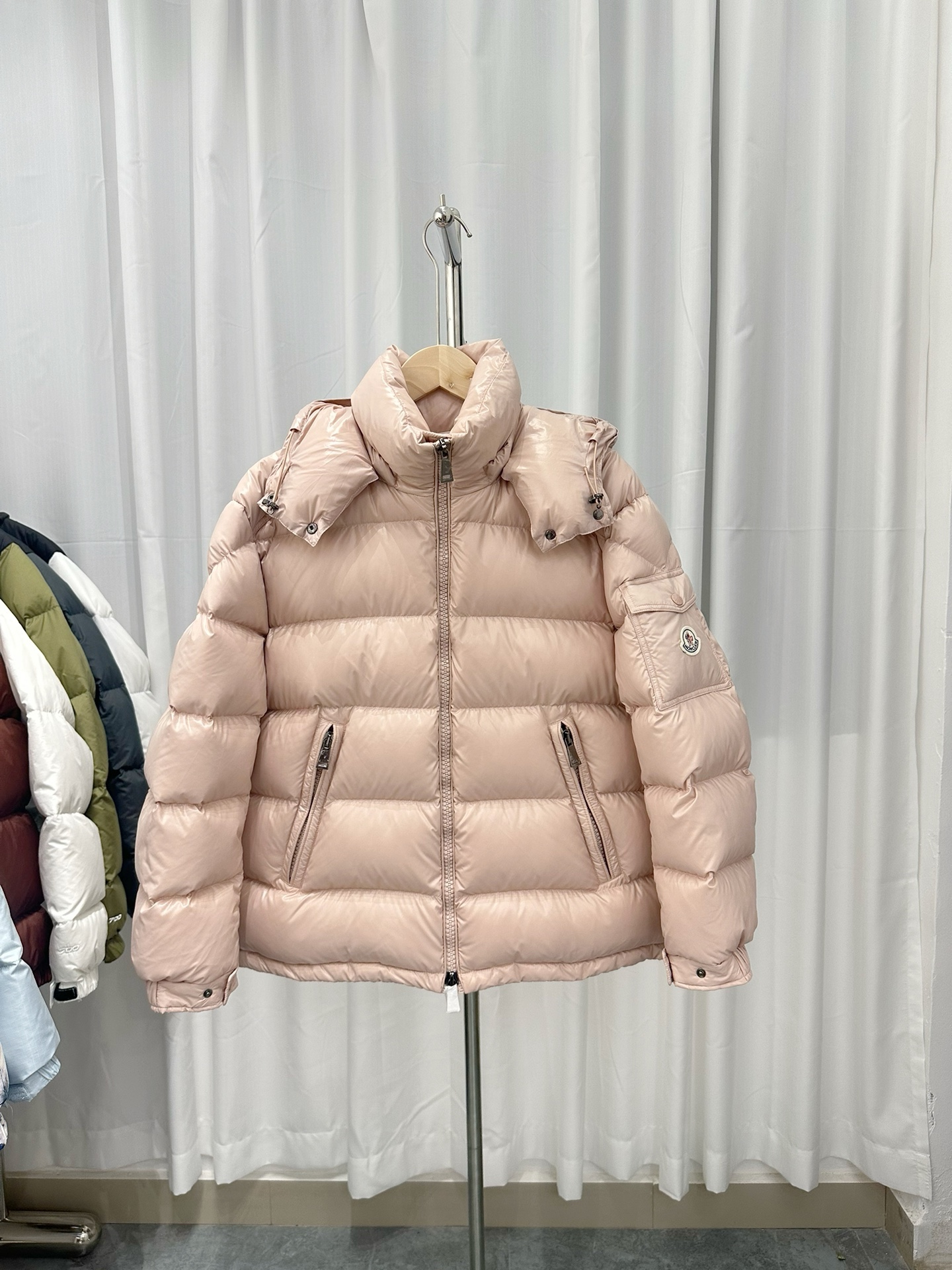 顶级版本Moncler/蒙口Maire女款短款羽绒服演绎玛雅经典面料科技尼龙亮漆面粉色黑色白色尺码123