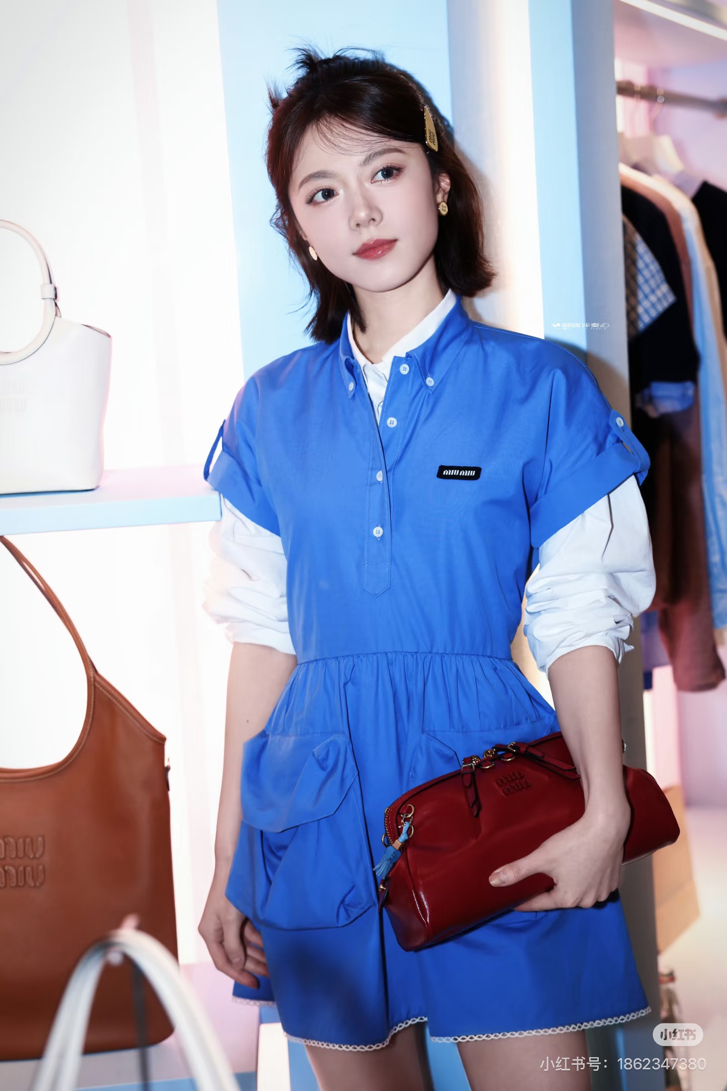 NO:800308,The classic shirt dress of the 2026 spring and summer series is performed by the brand spokesperson Zhao Jinmai. This look perfectly interprets the combination of 'miu style' girly feeling and retro college style. It is layered with contrasting colors and a white high-collar shirt. The layered details are exposed through the lapels and cuffs. It has a 'fake two-piece' visual effect and strengthens the college atmosphere. Ready for sale sml,, miumiu, skirts, shirts,198609092026春夏系列的经典款衬衫连衣裙,由品牌代言人赵今麦演绎.这套造型完美诠释了“miu系”少女感与复古学院风的结合,撞色叠穿内搭白色高领衬衫,通过翻领和袖口露出层叠细节,自带“假两件”的视觉效果,强化学院气息.现货出售sml,,miumiu,skirts,shirts,,Women's clothing