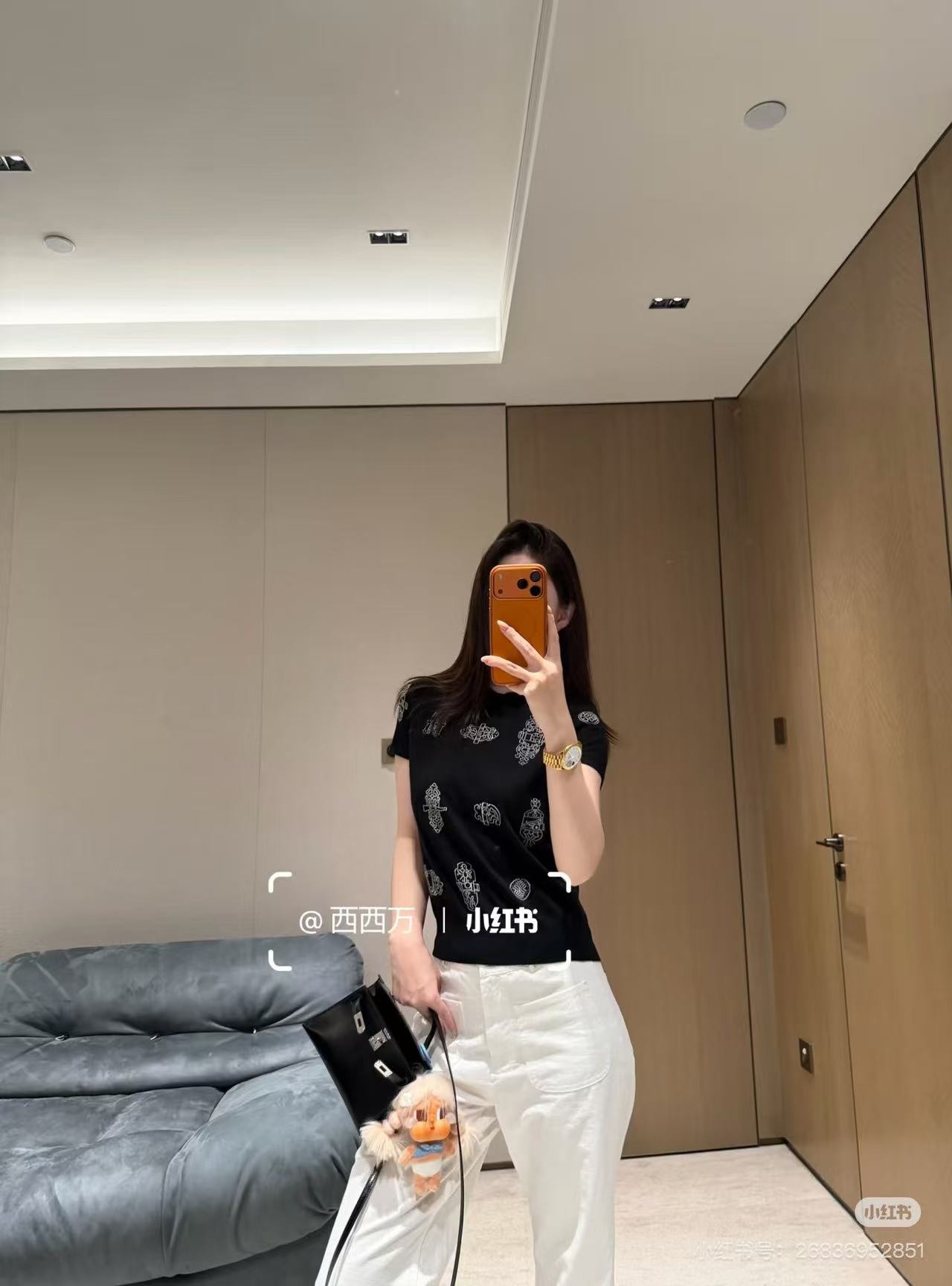NO:800276,26 new products for early spring. Slim-fitting half-high collar design, right-shoulder cut, fit the body shape but not tight, perfectly modify the shoulder and neck lines, creating a neat and capable temperament. Classic black and white contrasting colors, using high-end jacquard/embroidery technology, the pattern is three-dimensional and clear, and the black bottom shirt is more advanced and slim. Ready for sale smL,,1986090926早春新品 修身半高领设计,正肩剪裁,贴合身形但不紧绷,完美修饰肩颈线条,打造利落干练的气质.经典黑白撞色,采用高端提花/刺绣工艺,图案立体清晰,黑色底衫更显高级显瘦现货出售smL,,,Women's clothing